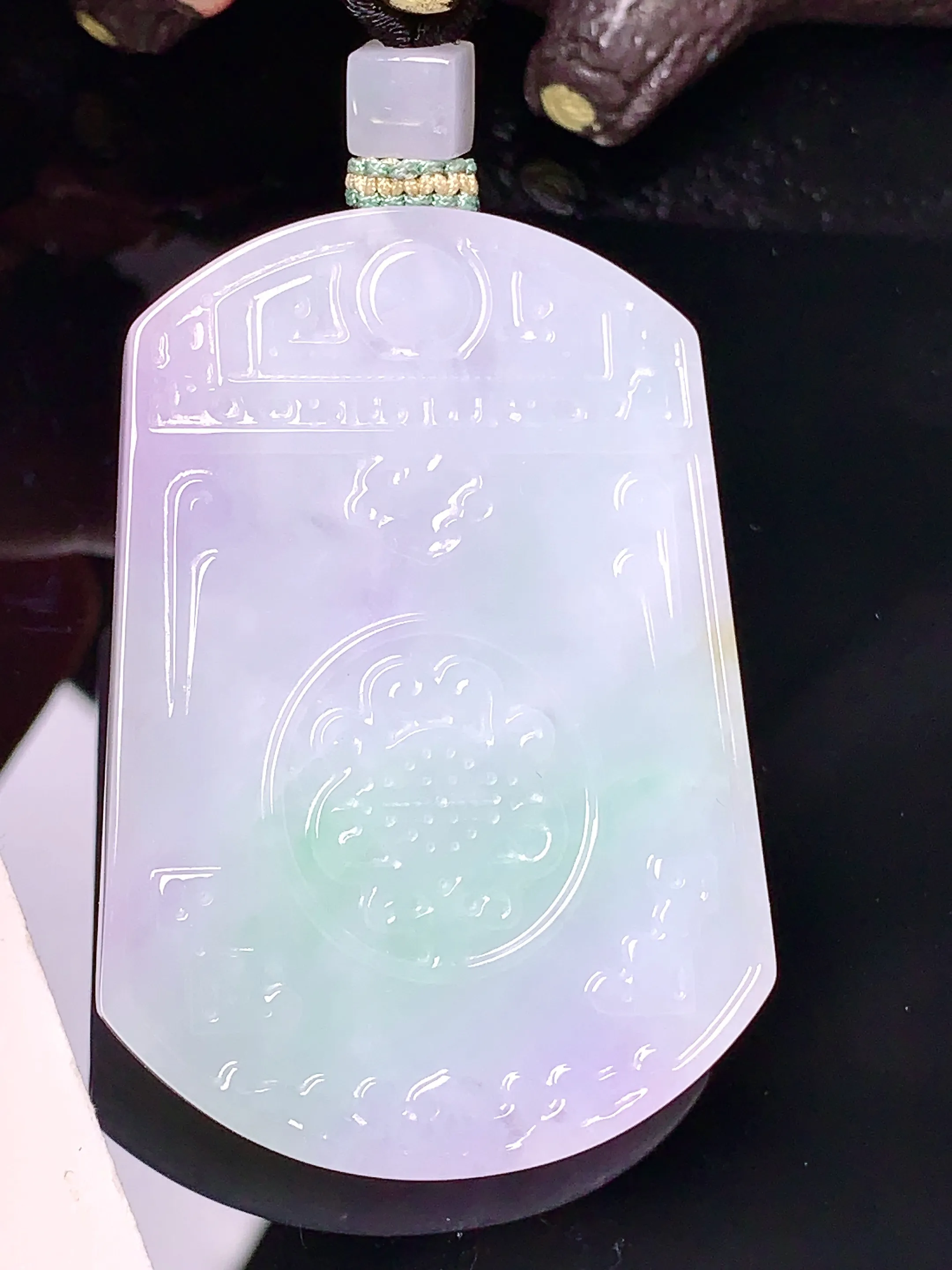 淡春彩雕花无事牌吊坠 玉质细腻 色泽艳丽 水润亮眼  整体尺寸52*36*5.6