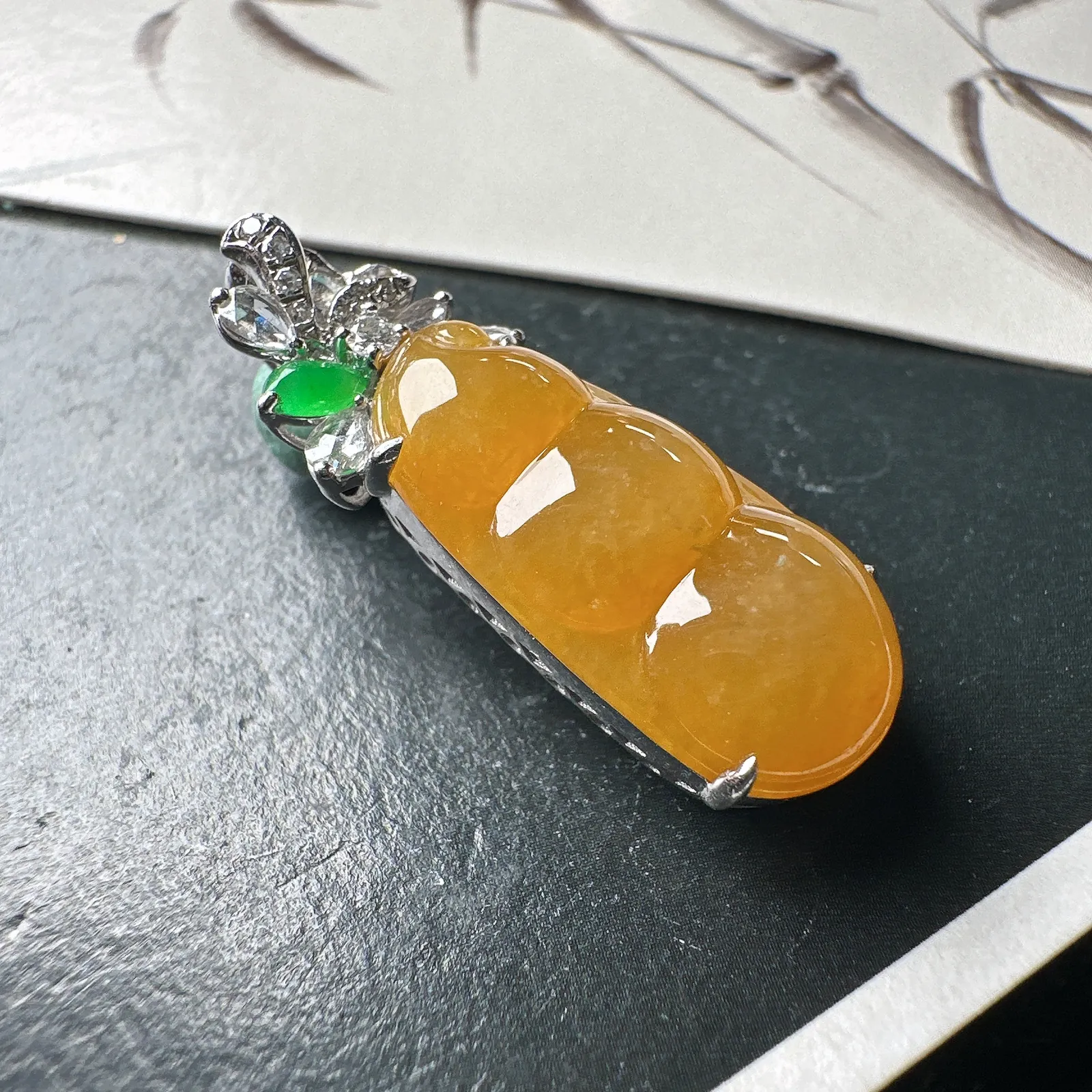 【冰种黄翡福豆吊坠】质地细腻，冰感十足，晶莹透亮，18K金钻镶嵌，裸石尺寸20.7*10.5*4.5毫米