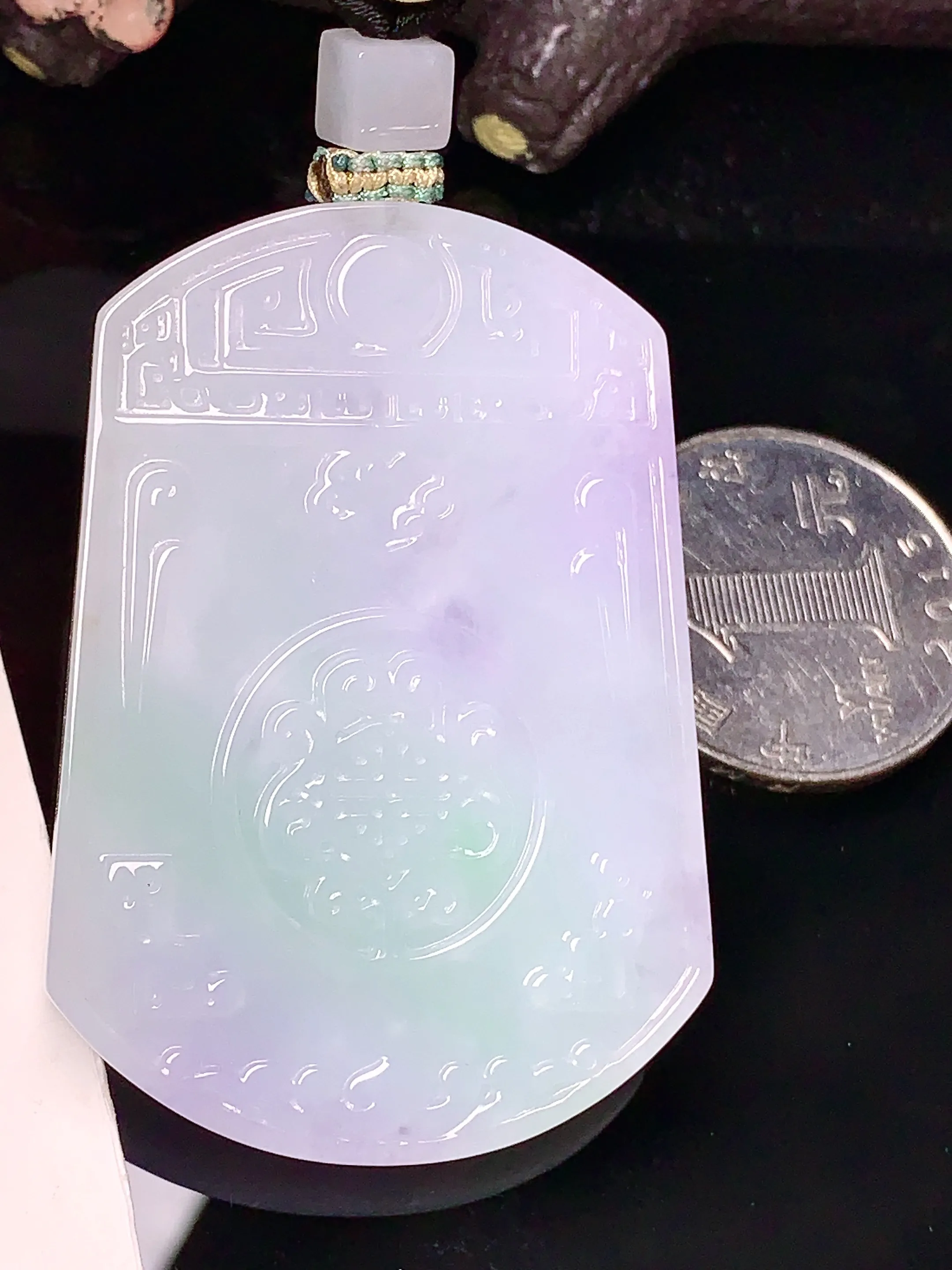 淡春彩雕花无事牌吊坠 玉质细腻 色泽艳丽 水润亮眼  整体尺寸52*36*5.6