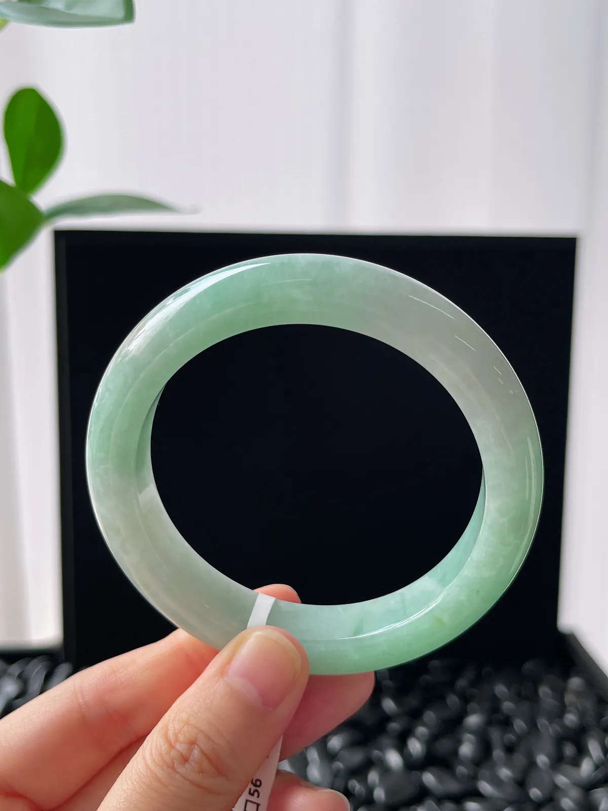 正圈56圈口，翡翠糯化种淡绿色手镯