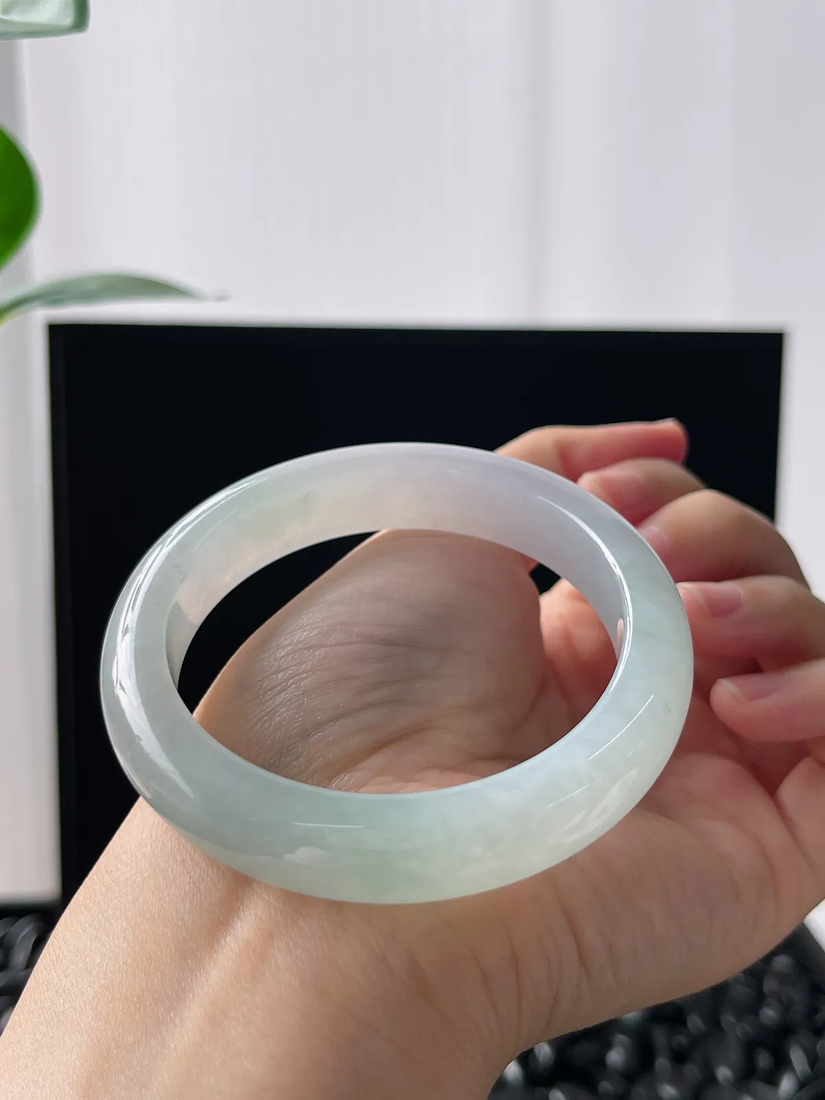 正圈55圈口，翡翠冰糯种淡绿色手镯