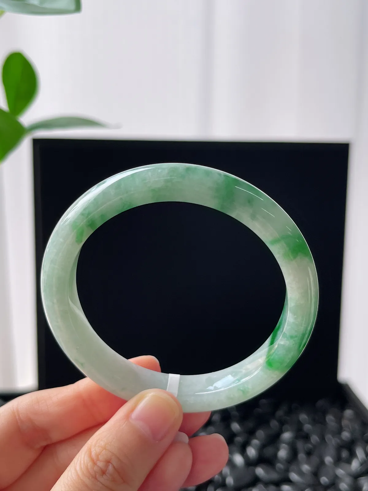 正圈55圈口，翡翠糯化种飘绿手镯