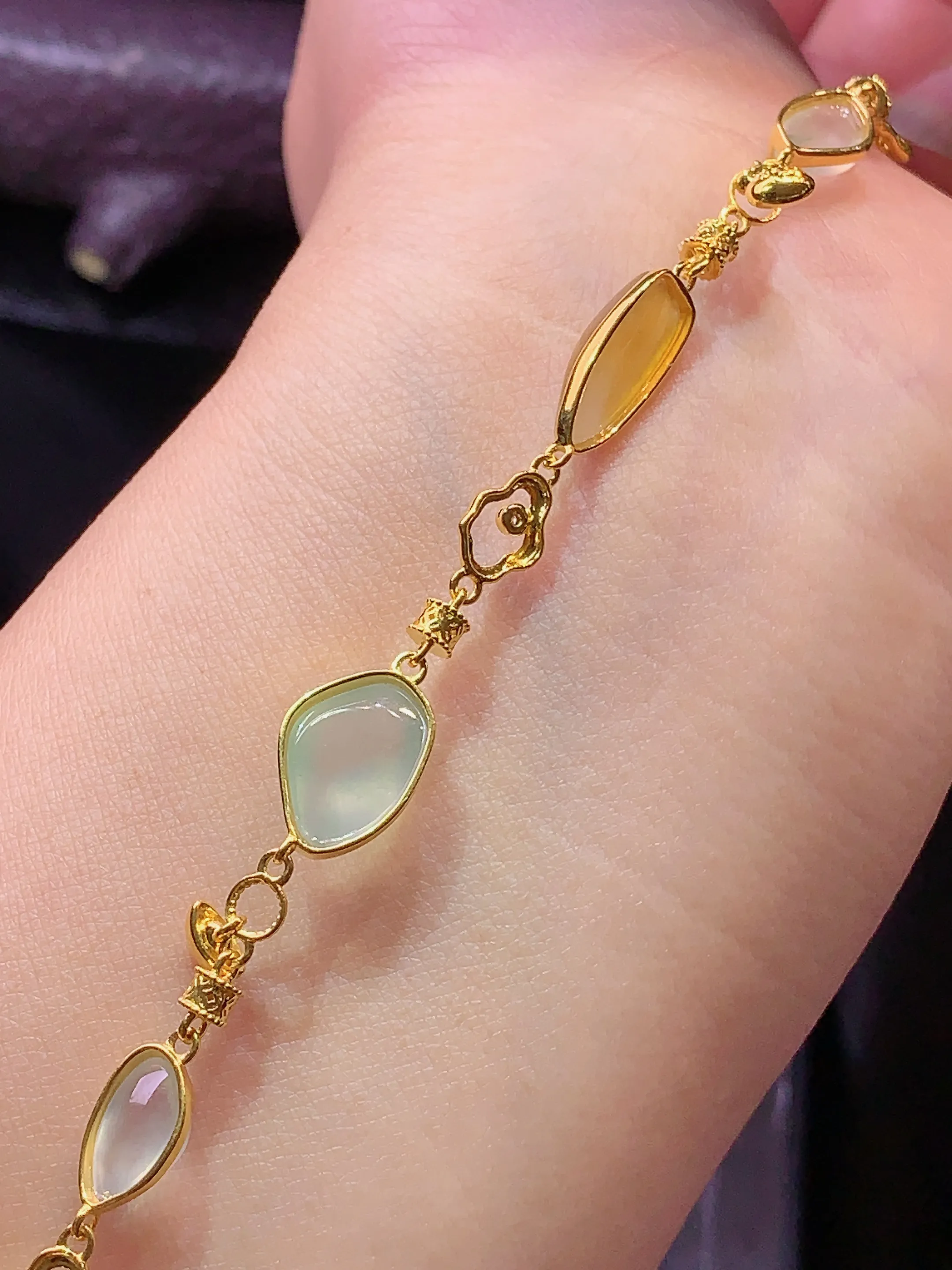 18k金钻镶嵌冰种随形手链 玉质细腻 色泽艳丽 水润亮眼  裸石尺寸12*8.8*5