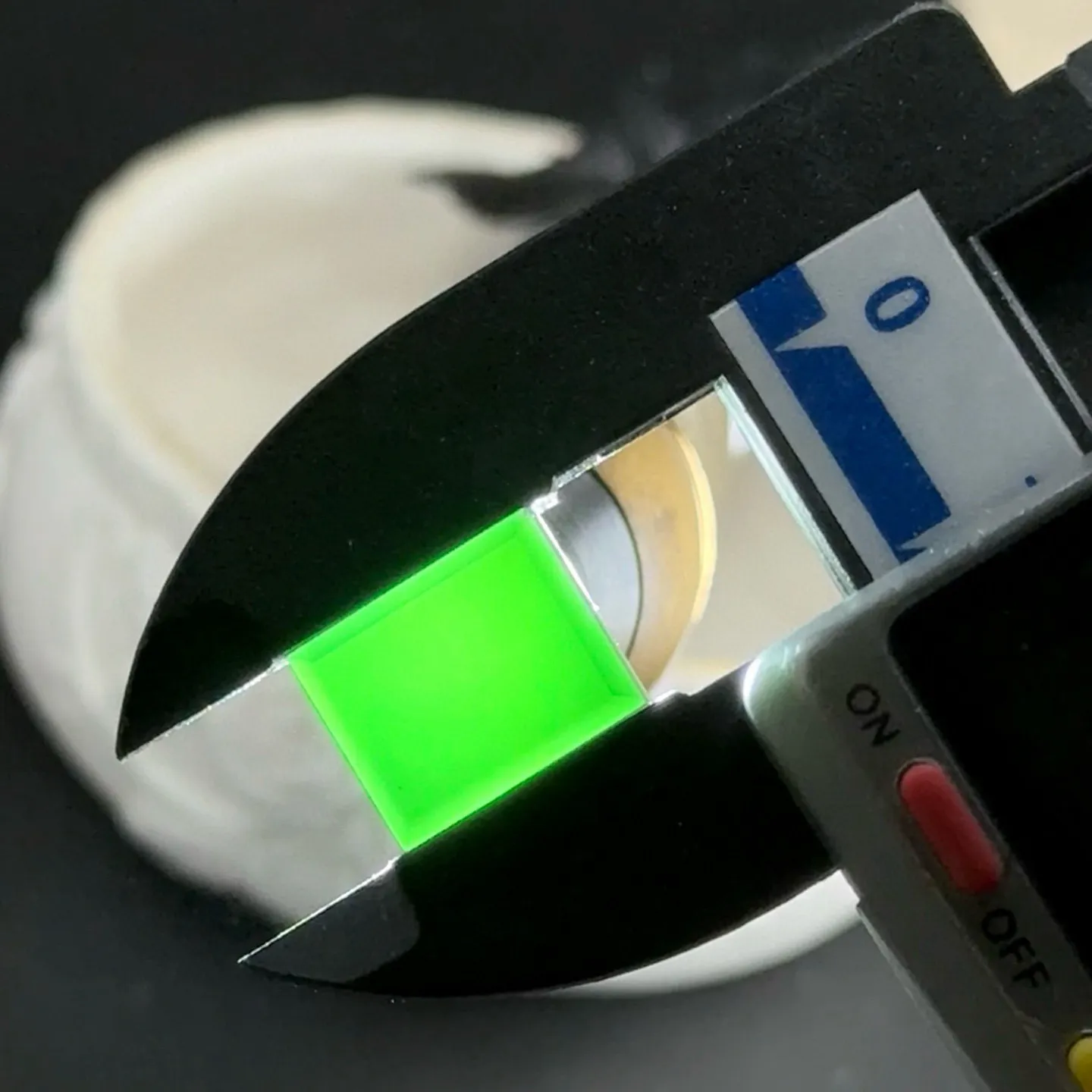 墨翠长方戒面裸石一枚 种好色正 黑度极好 打灯通透 油性十足 尺寸12.3