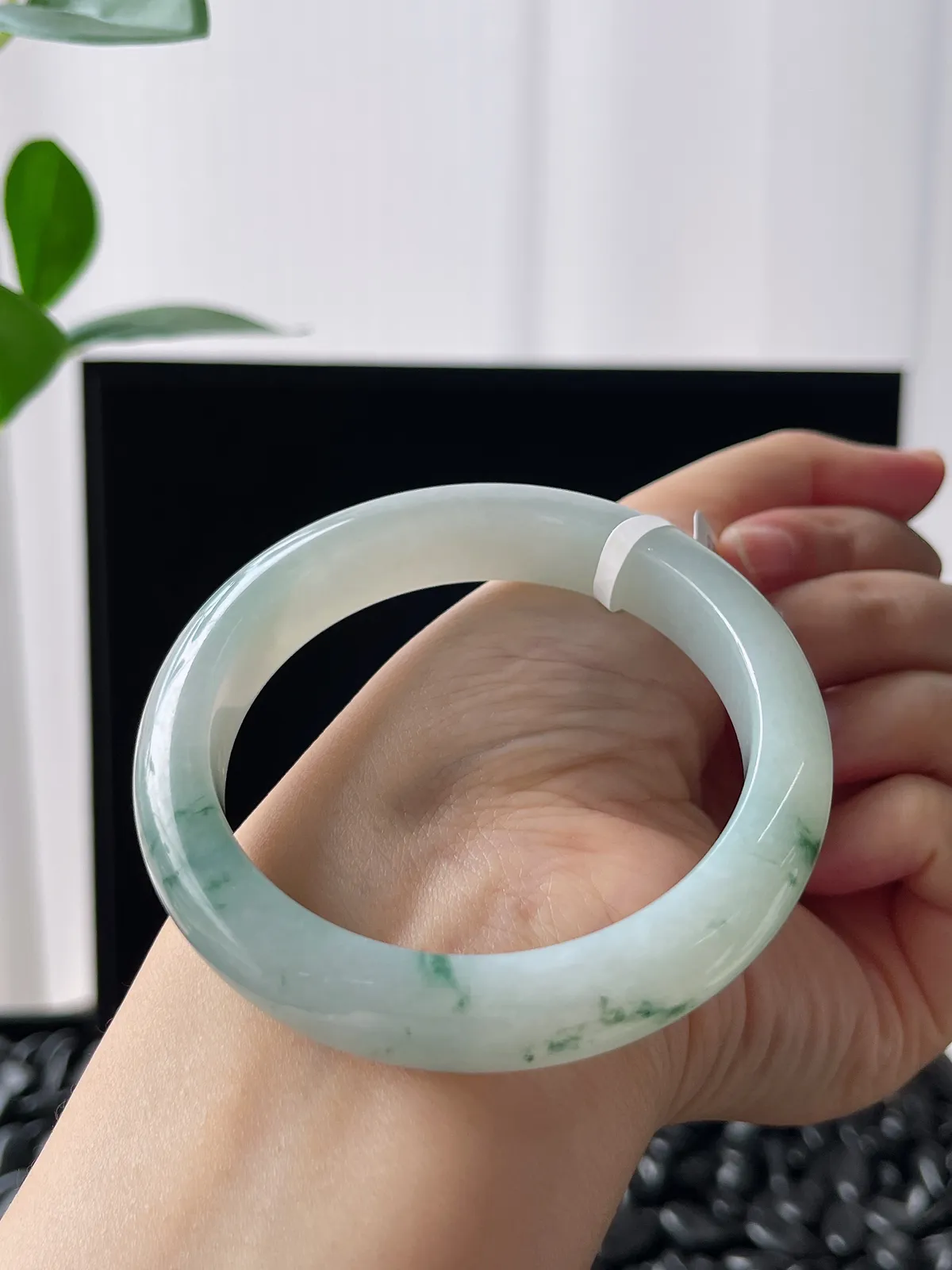 正圈55圈口，翡翠冰糯种飘绿手镯