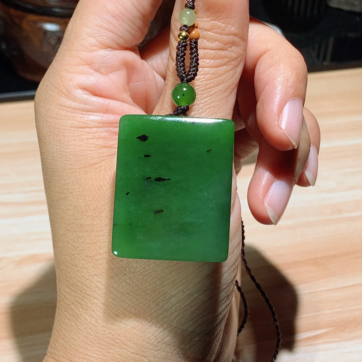 和田玉阳绿红皮料俄罗斯碧玉佛引福来挂件。尺寸34.5/28/10重24克 无裂无杂 玉质细腻油润 底色纯净 脂粉好，品质好。lt251029