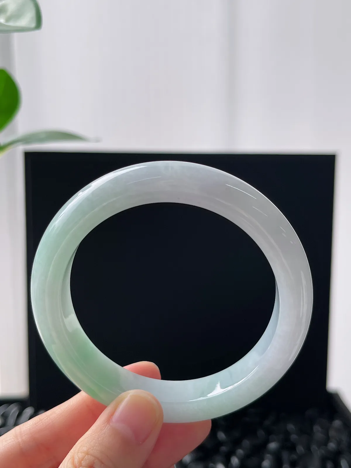 正圈56圈口，翡翠冰糯种淡绿色手镯