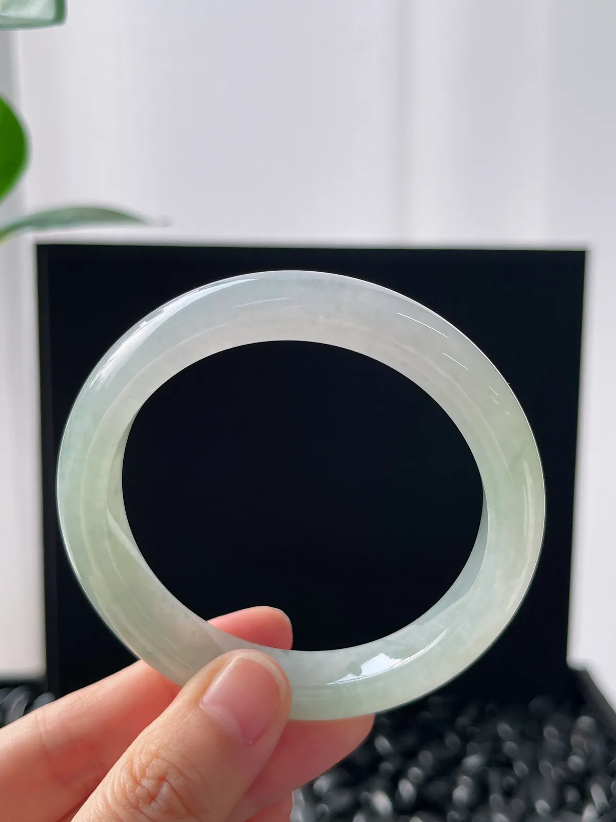 正圈55圈口，翡翠冰糯种浅绿色手镯