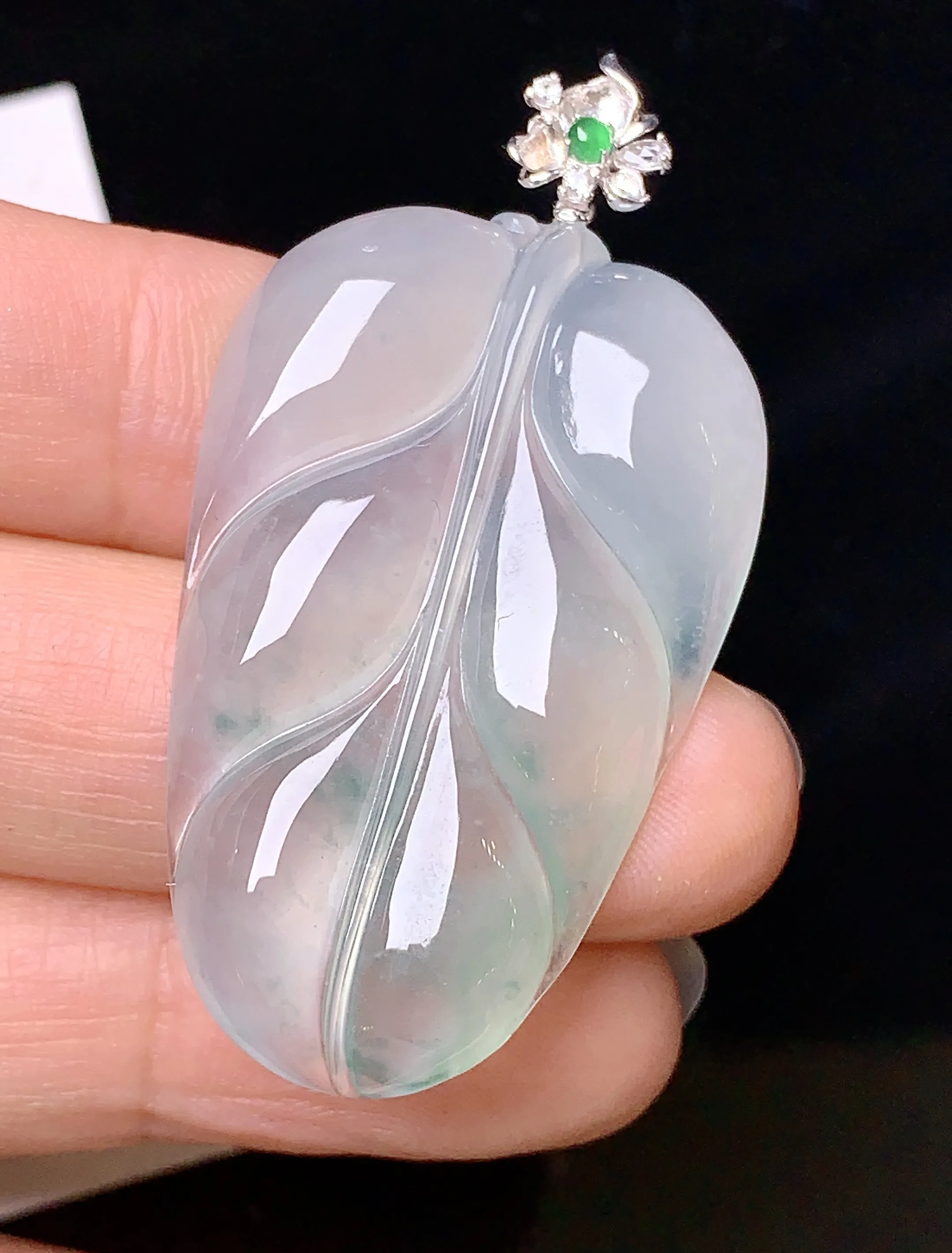 18k金钻镶嵌冰种树叶吊坠 玉质细腻 色泽艳丽 水润亮眼  整体尺寸47*24.5*5.5