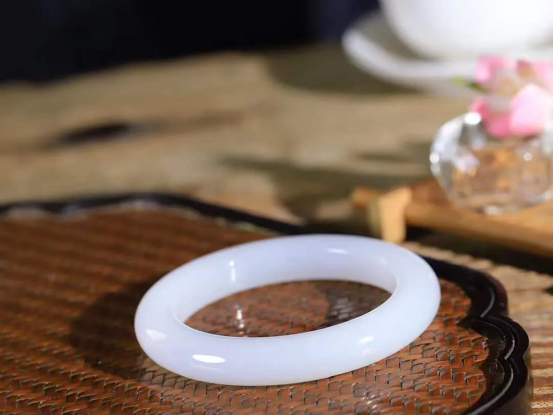 【柔情素语·手镯】

精品️和田玉白玉手镯，玉质细腻温润，手感舒适，️线条流畅，简约大气，美