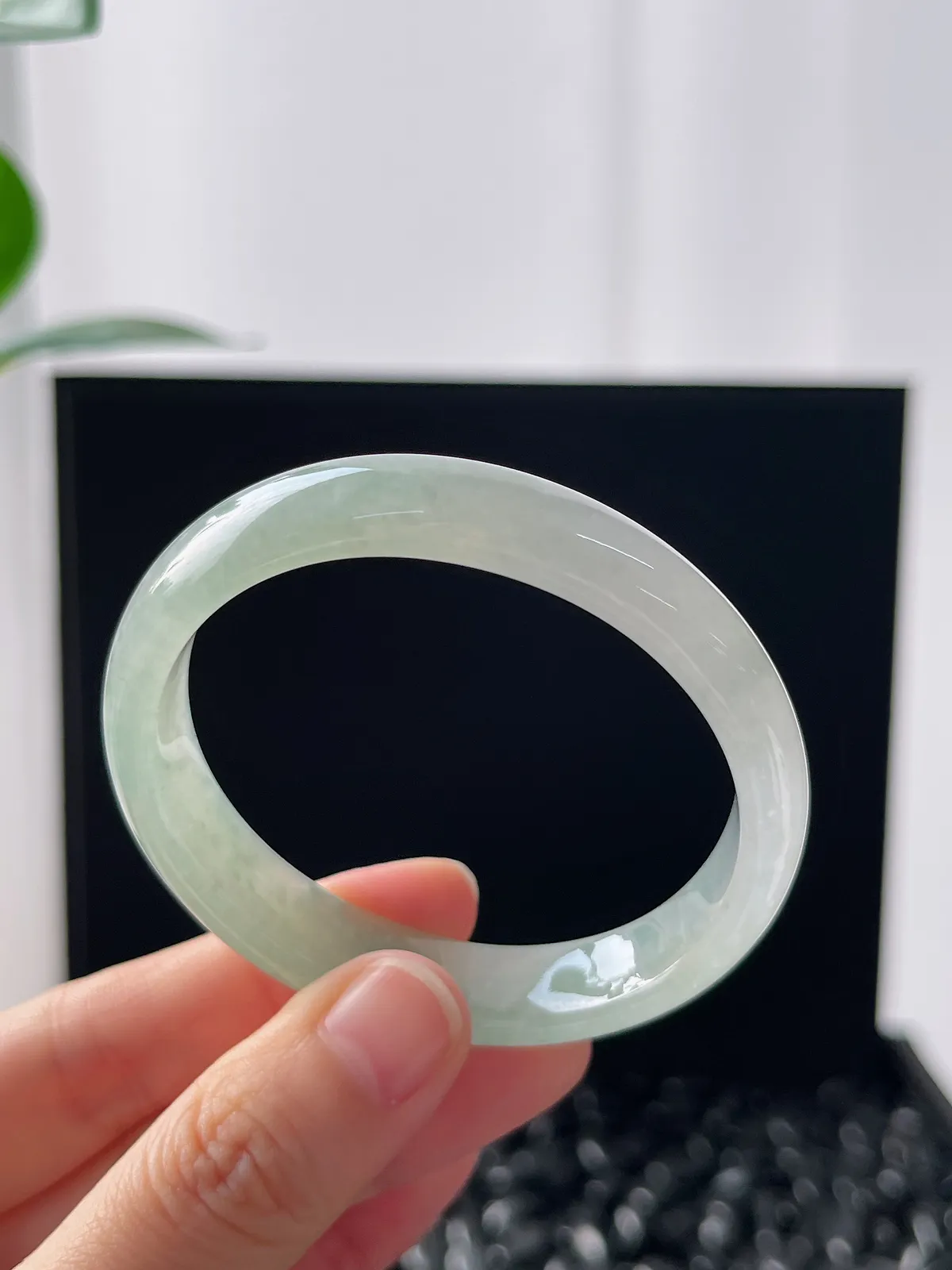 贵妃镯52圈口，翡翠冰糯种飘绿手镯