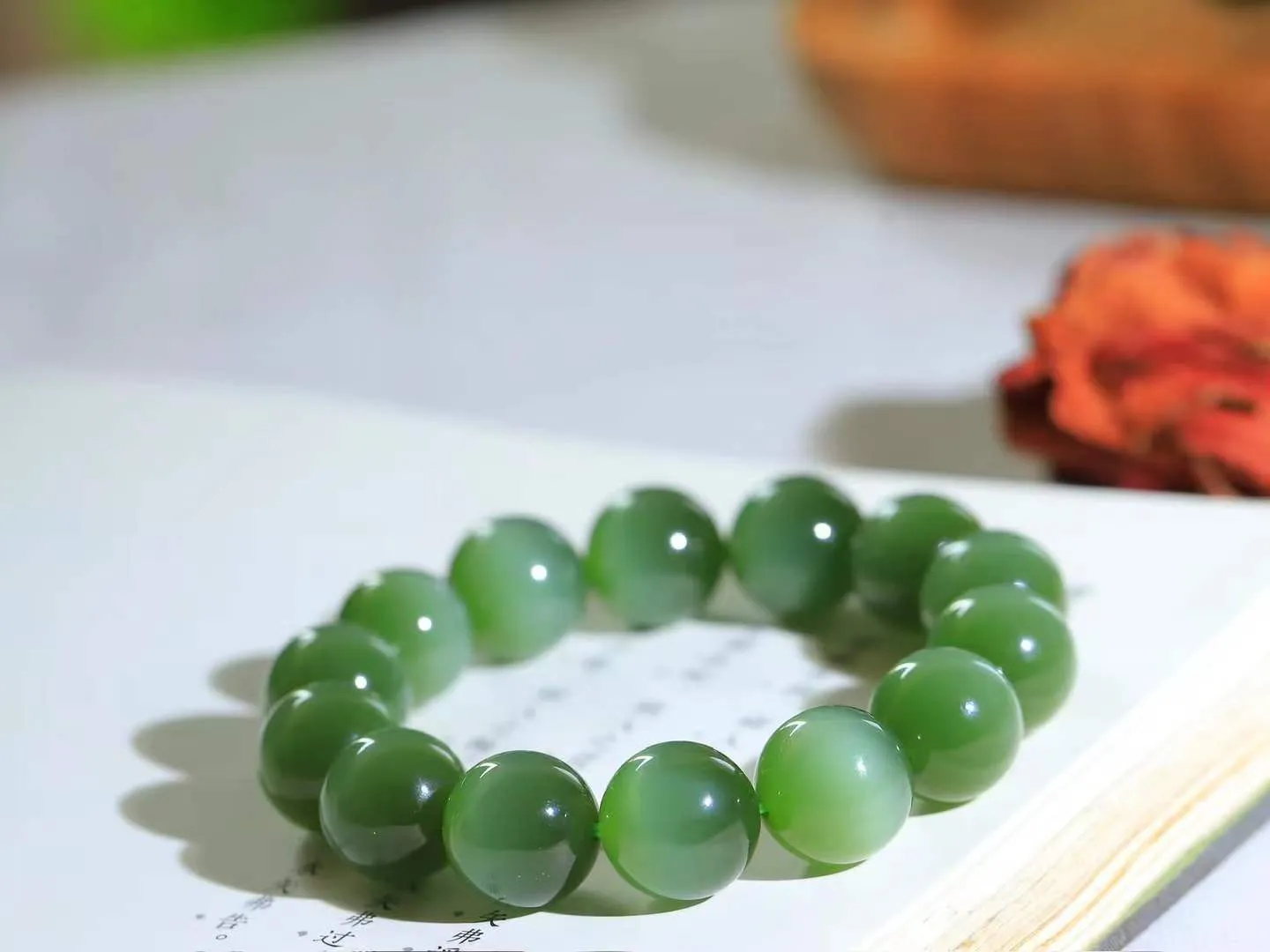 （猫眼手串）

收藏级和田玉碧玉猫眼圆珠手串 质地温润灵动 猫眼儿般的光中，有波光潋滟，也有梦幻清