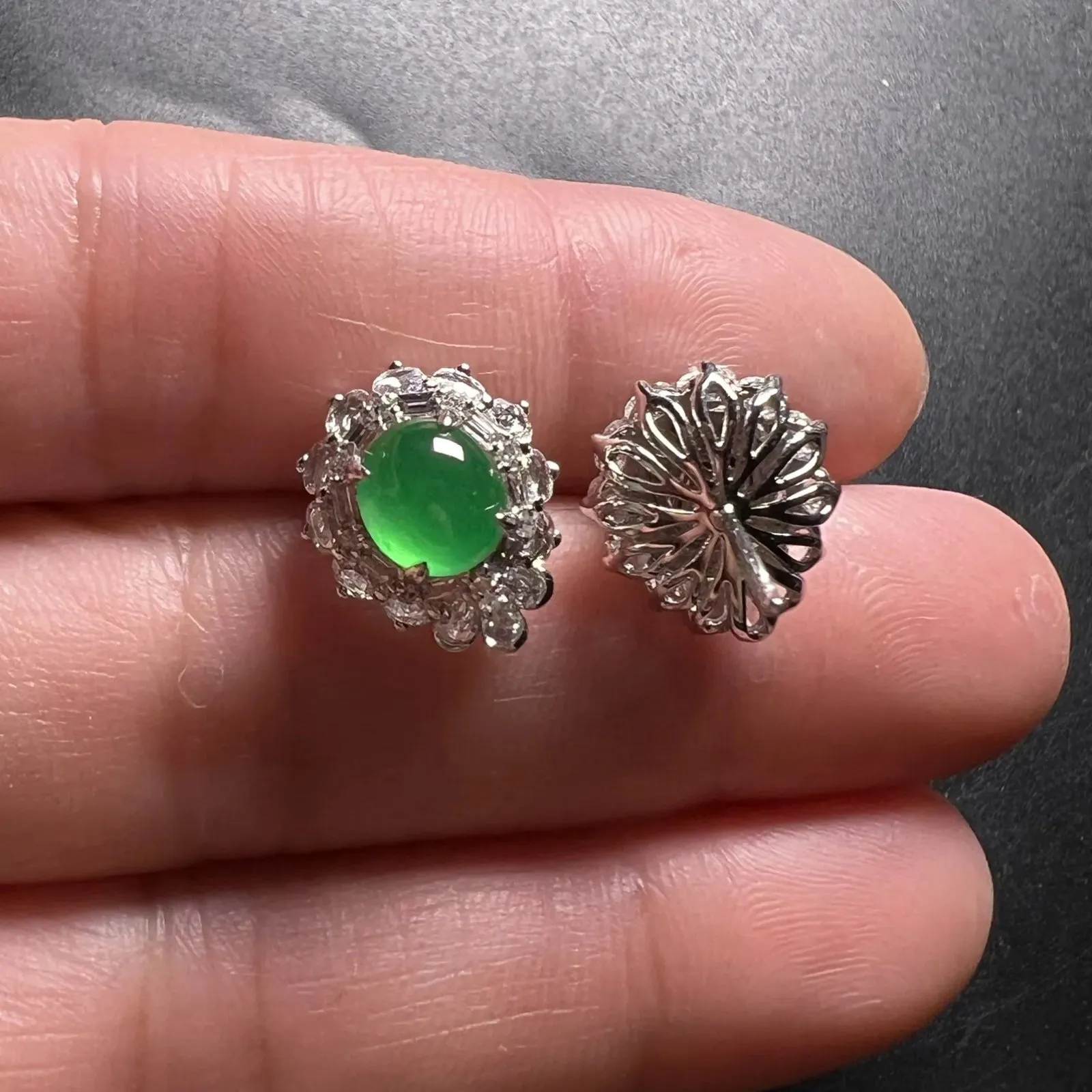 质量绿耳钉种老色阳饱满，整体尺寸14*11.6*9.6 裸石尺寸7.3*6.1*3.5