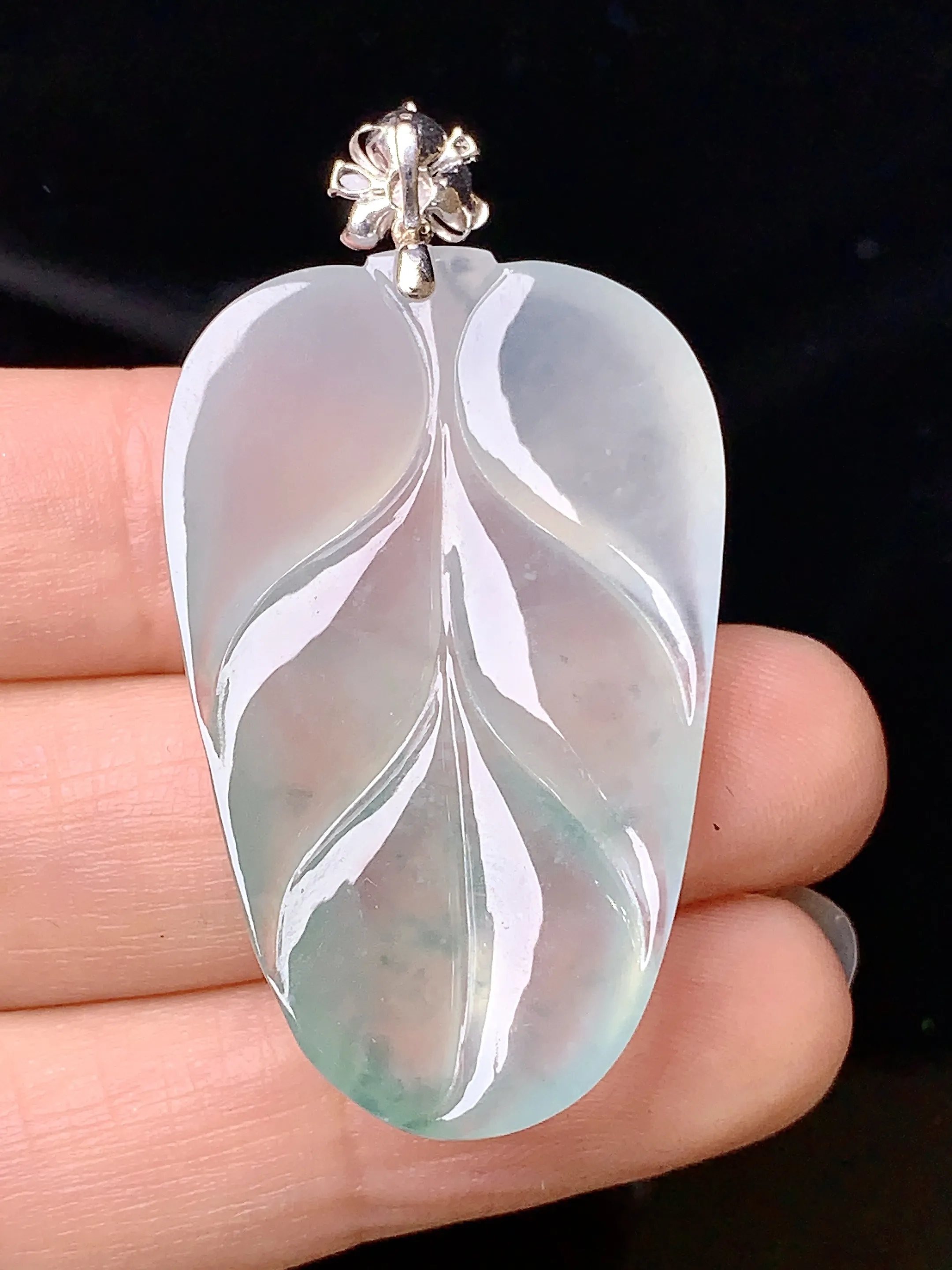 18k金钻镶嵌冰种树叶吊坠 玉质细腻 色泽艳丽 水润亮眼  整体尺寸47*24.5*5.5