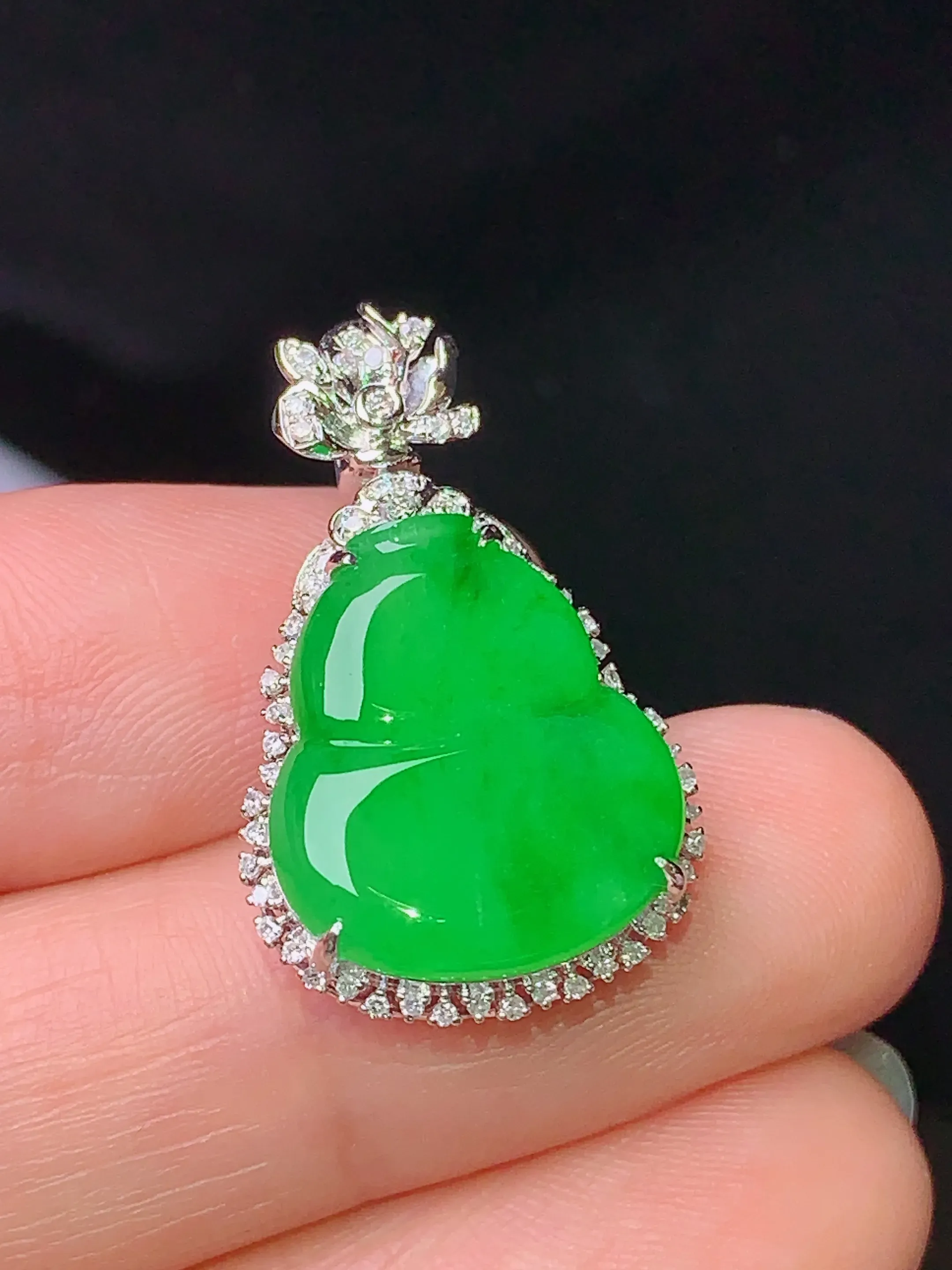 18k金钻镶嵌满绿葫芦吊坠 玉质细腻 色泽艳丽 水润亮眼  整体尺寸26*15.7*7.6