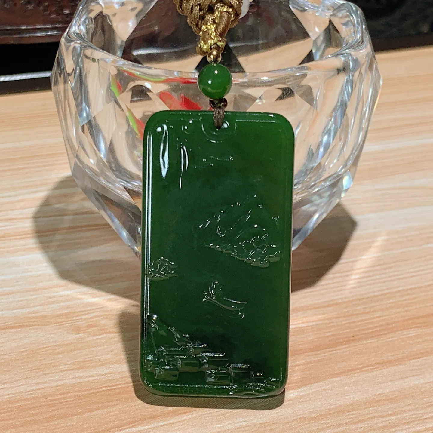 和田玉阳绿俄罗斯碧玉坐莲观音牌子挂件。尺寸48/26/9重27.7克 无裂无杂 玉质细腻油润 底色纯净 脂粉好，品质好。lt251029