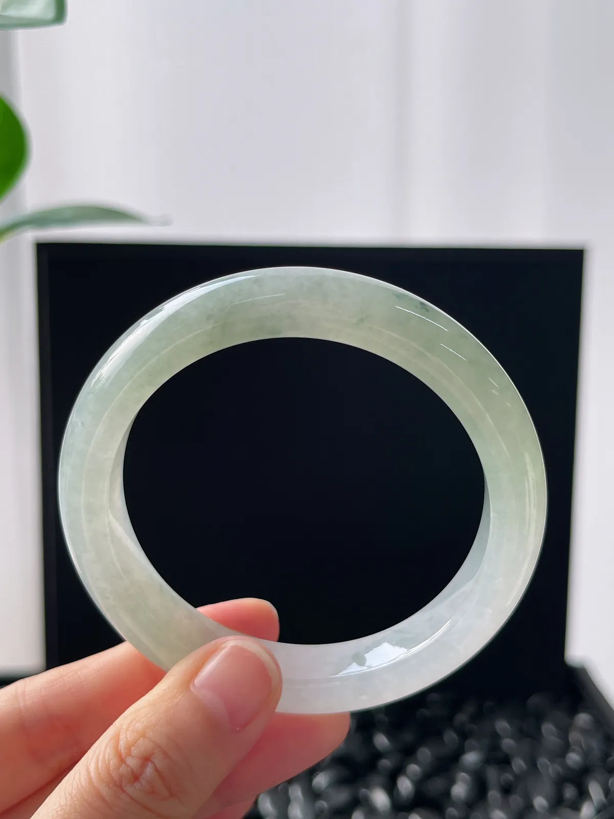 正圈55圈口，翡翠冰糯种浅绿色手镯