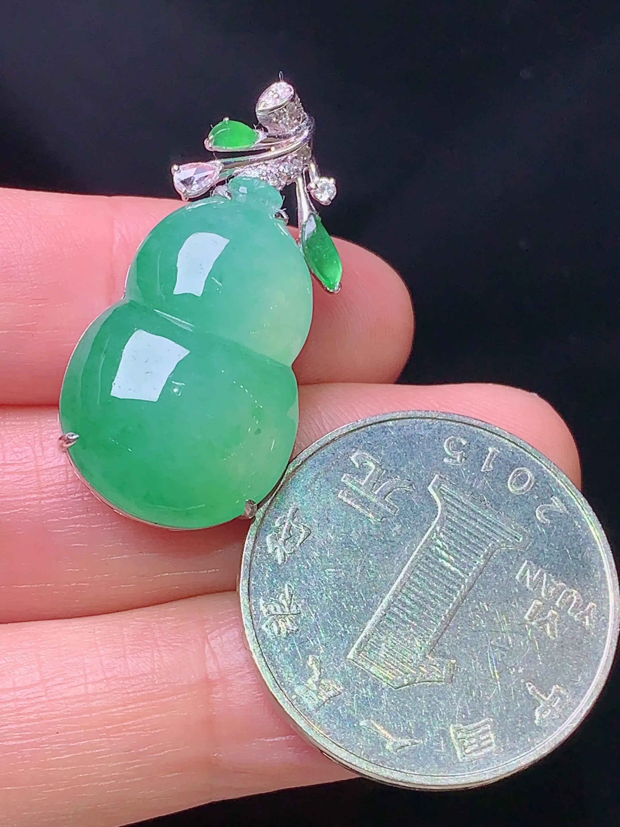 18k金钻镶嵌晴绿葫芦吊坠 玉质细腻 色泽艳丽 水润亮眼  整体尺寸30.6*15.5*8.2