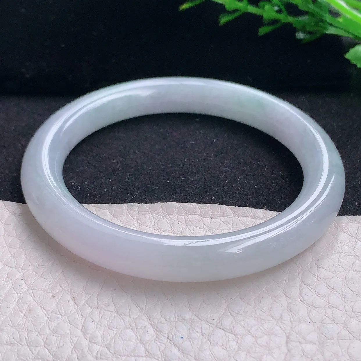 n小圈口52*8.5美人镯 天然缅甸翡翠a货清新秀气圆条珠宝玉手镯