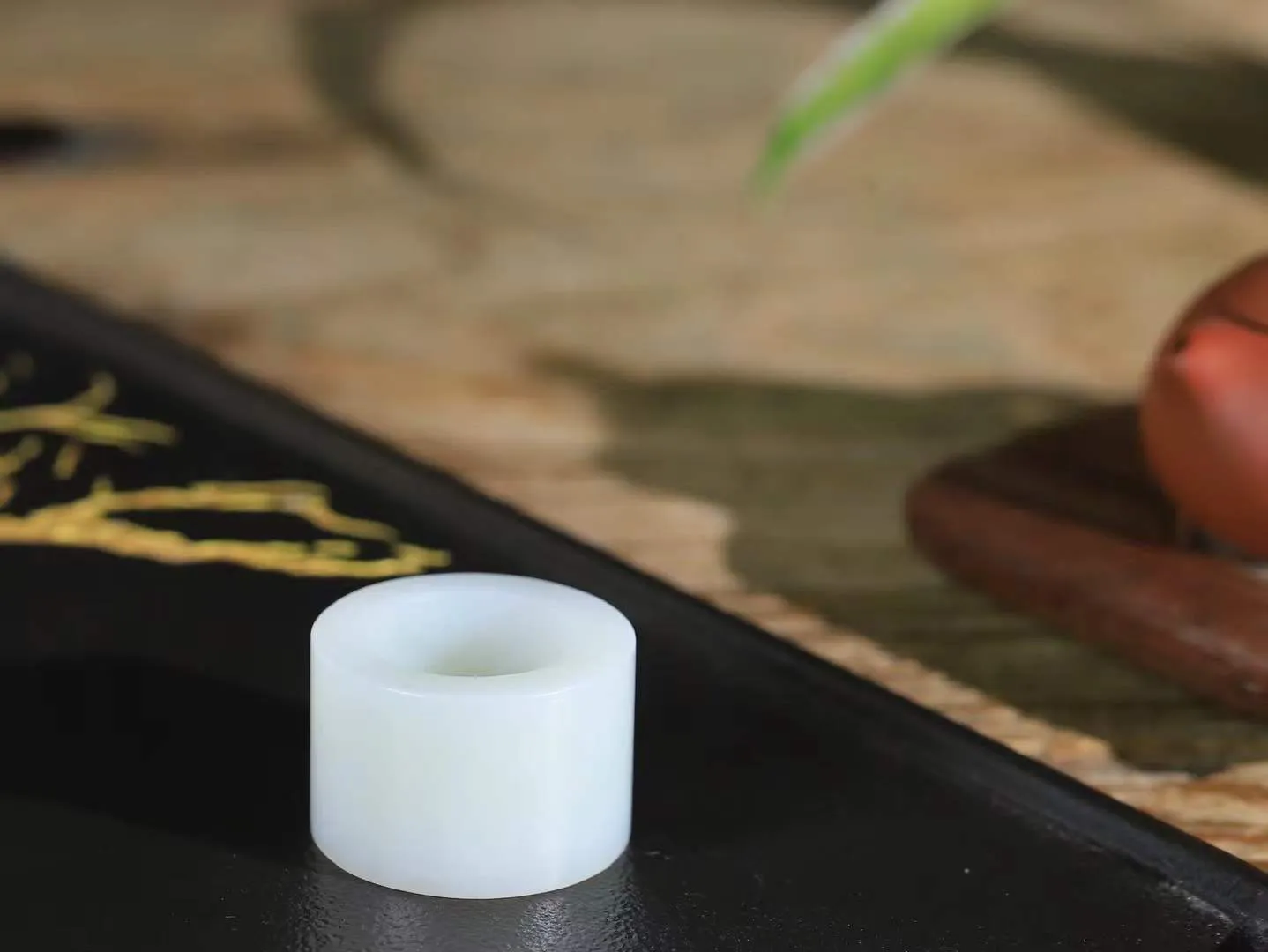 （古韵.扳指）

精品和田玉白玉扳指，玉质温润，油润感十足， 整器古韵生辉。优雅高贵。运筹帷幄于