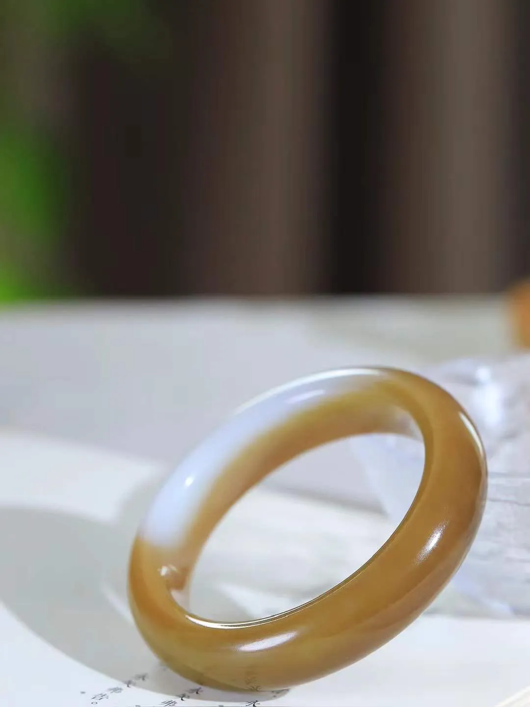 【暖玉生香·手镯】

精品和田玉糖白玉手镯，质地油润细腻，色泽高贵典雅，镯型古朴典雅。在诗情画意的