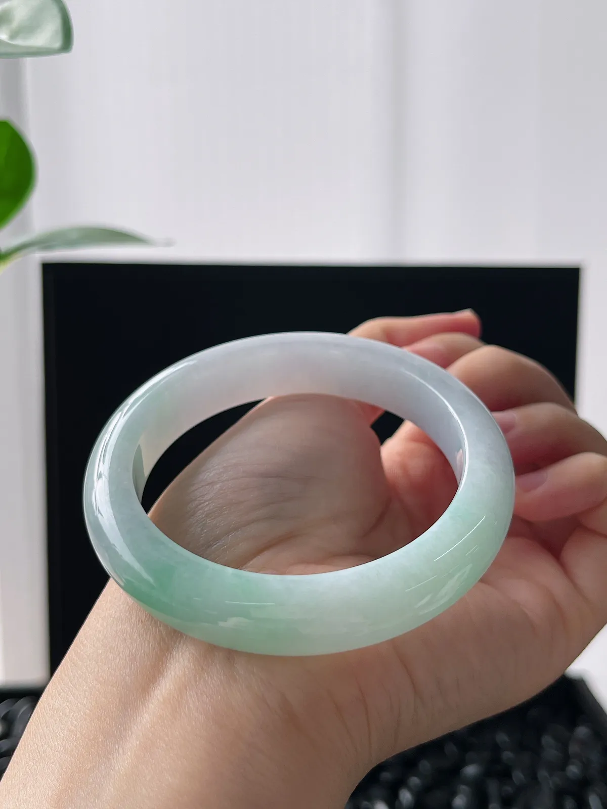 正圈56圈口，翡翠冰糯种淡绿色手镯