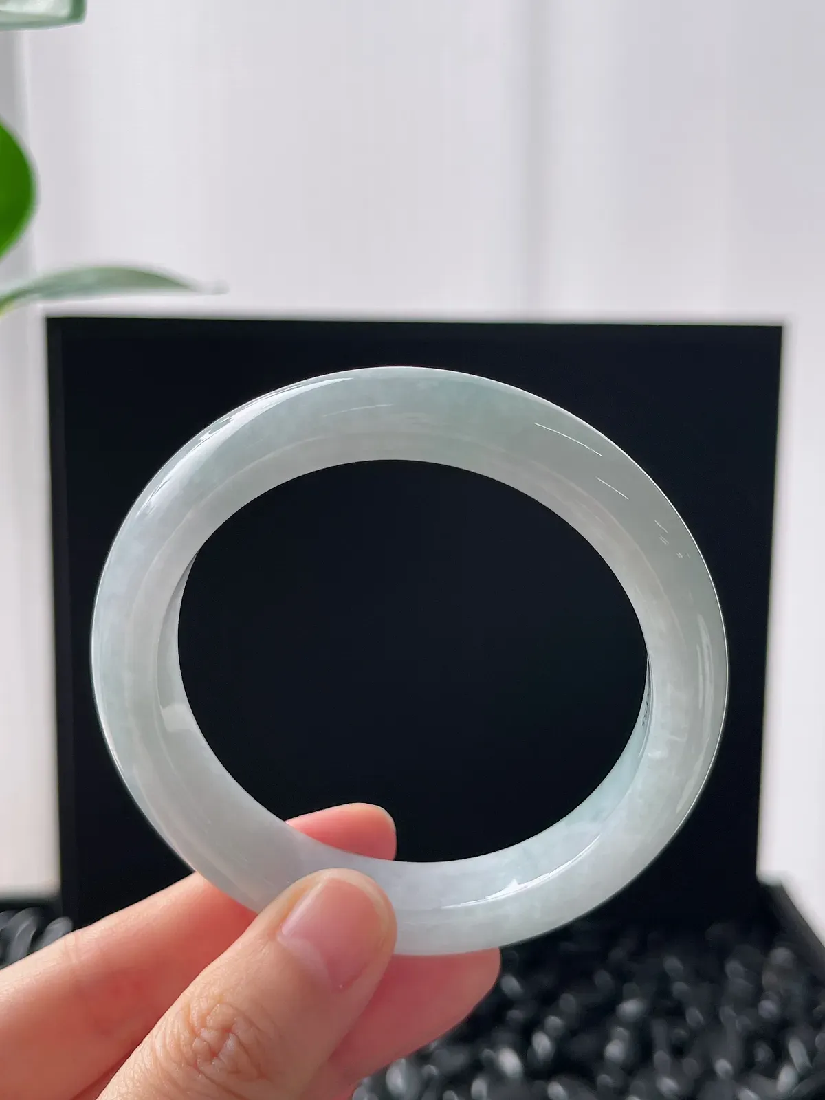 正圈56.1圈口，翡翠糯化种淡蓝色手镯