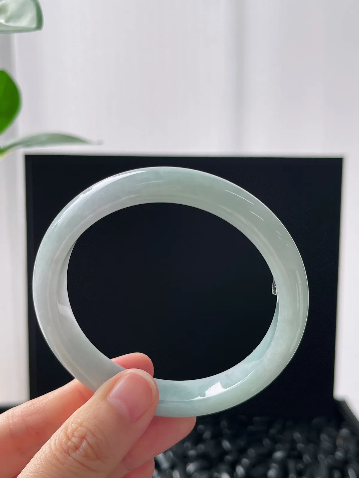 正圈57.2圈口，翡翠糯化种浅绿色手镯