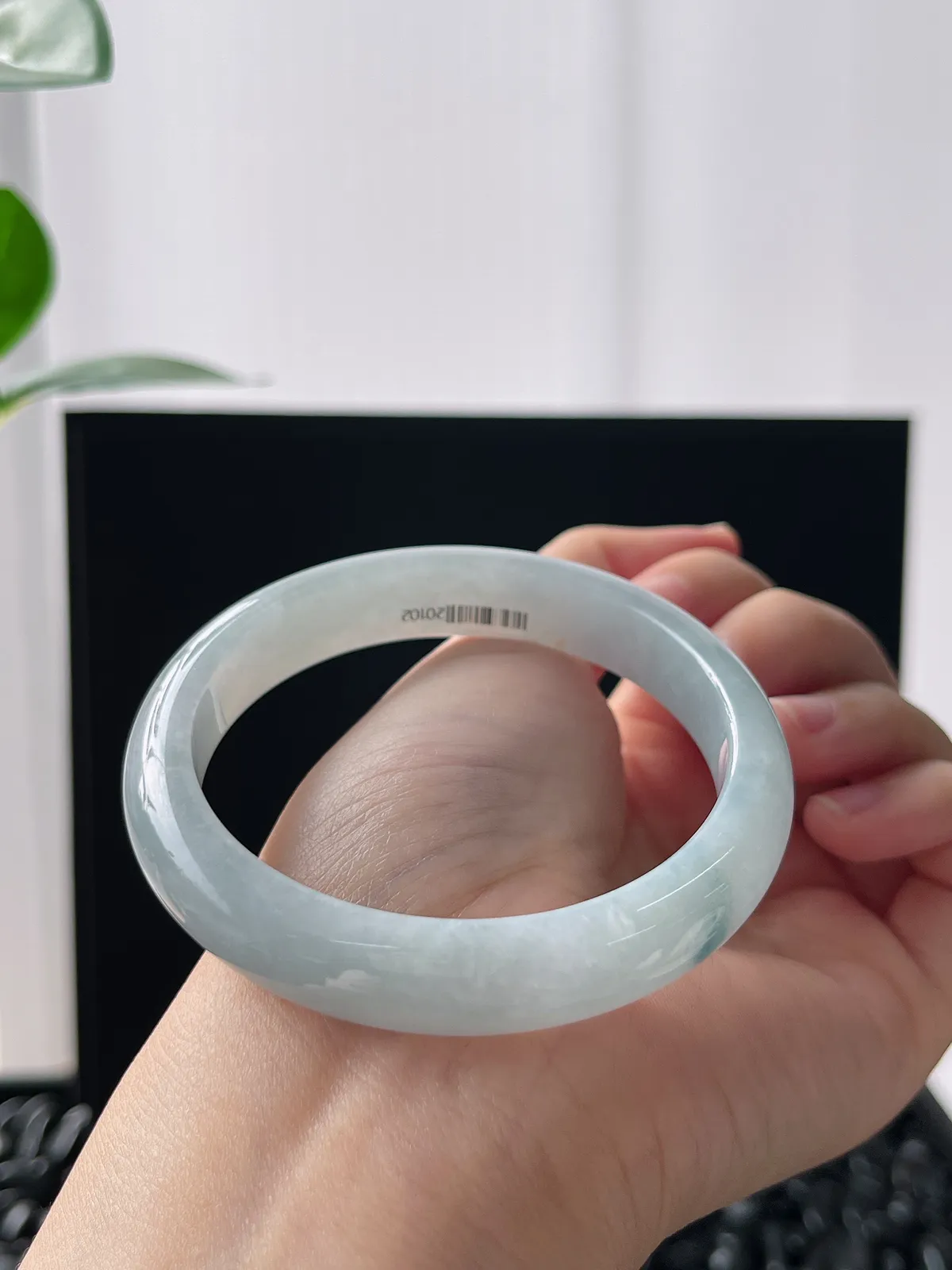 正圈55.7圈口，翡翠糯化种浅绿色手镯