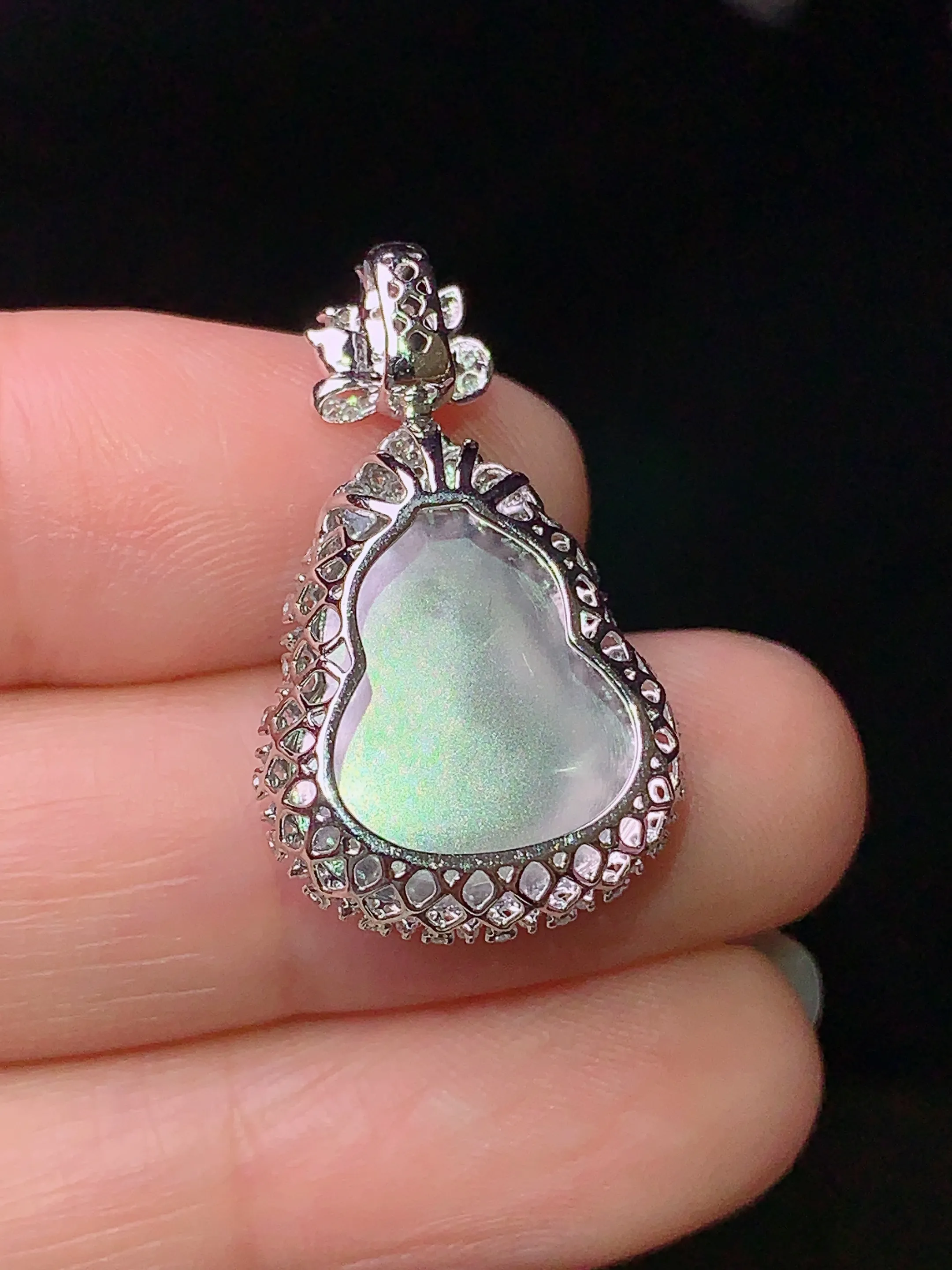 18k金钻镶嵌满绿葫芦吊坠 玉质细腻 色泽艳丽 水润亮眼  整体尺寸26*15.7*7.6