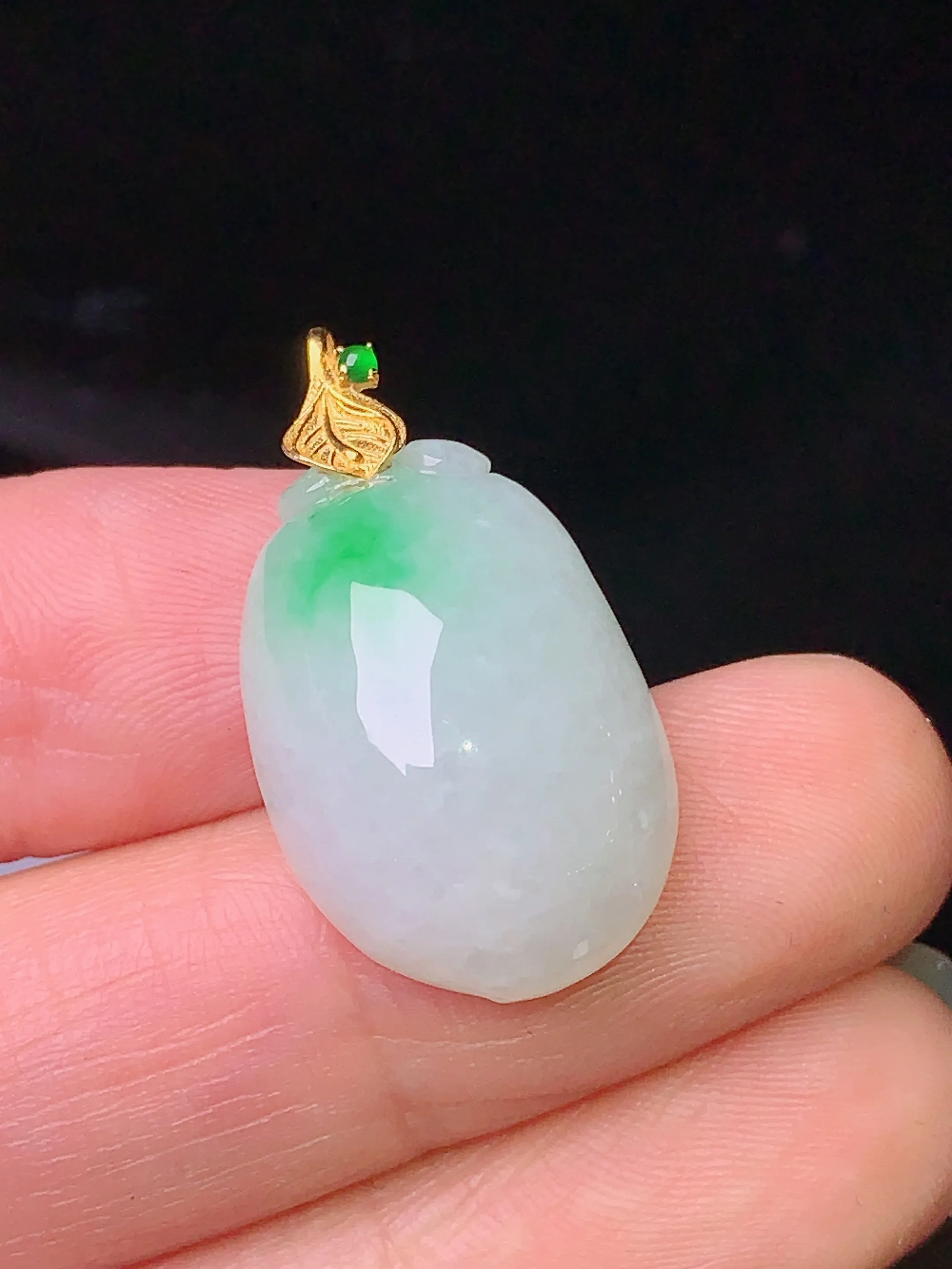 18k金镶嵌飘绿福瓜吊坠 玉质细腻 色泽艳丽 水润亮眼  整体尺寸26.2*14.2*7.7