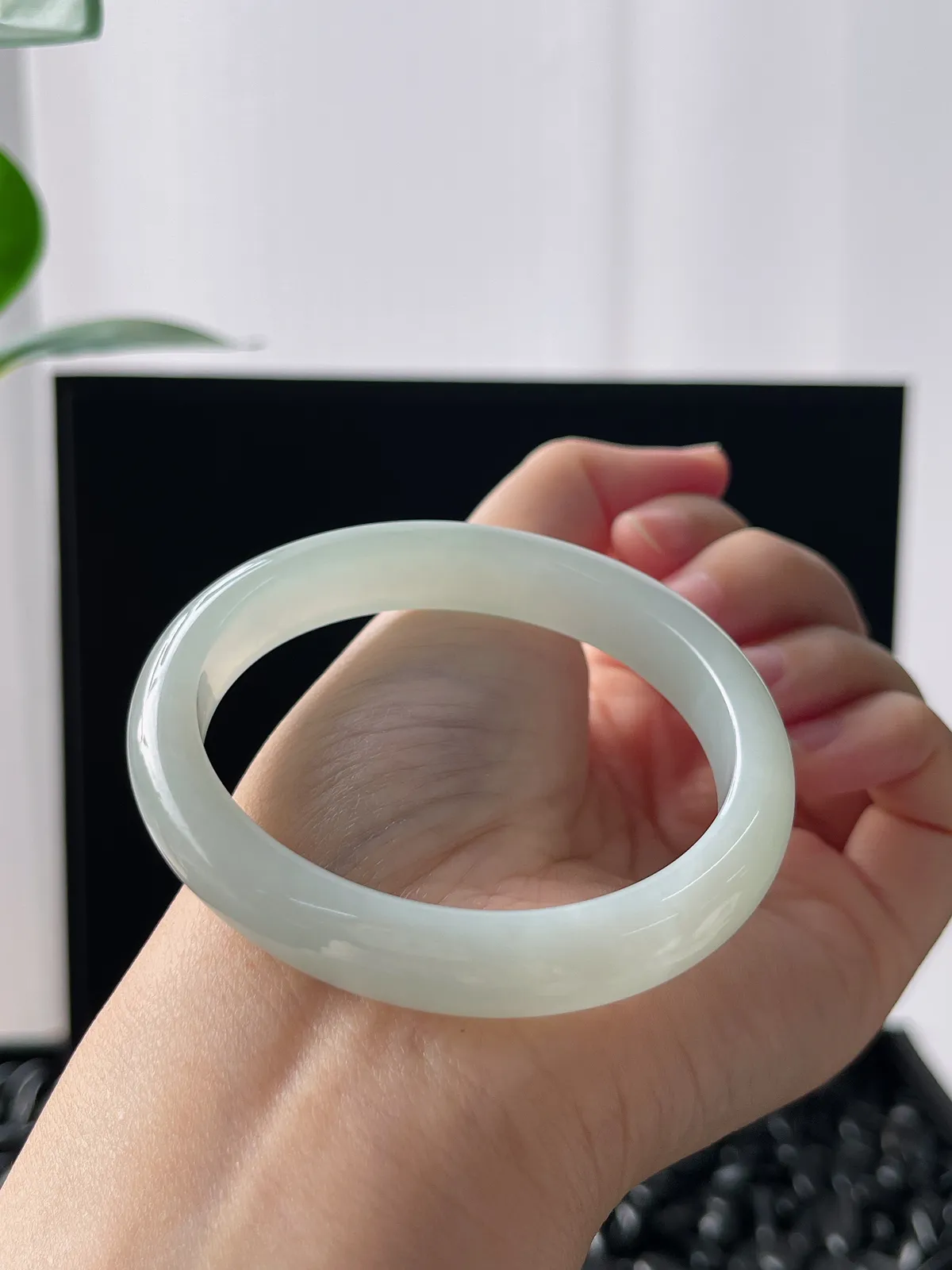 贵妃镯53.7圈口，翡翠冰糯种白色手镯 有胶感