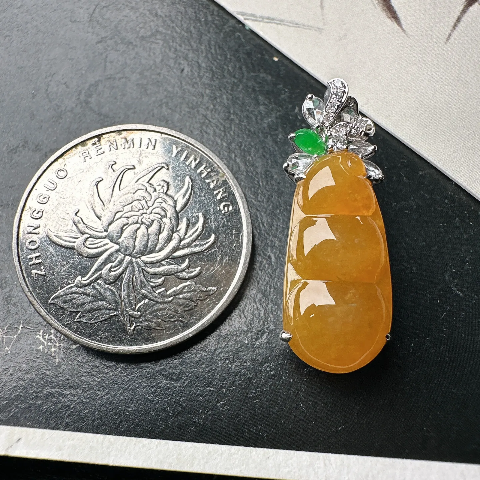 【冰种黄翡福豆吊坠】质地细腻，冰感十足，晶莹透亮，18K金钻镶嵌，裸石尺寸20.7*10.5*4.5毫米