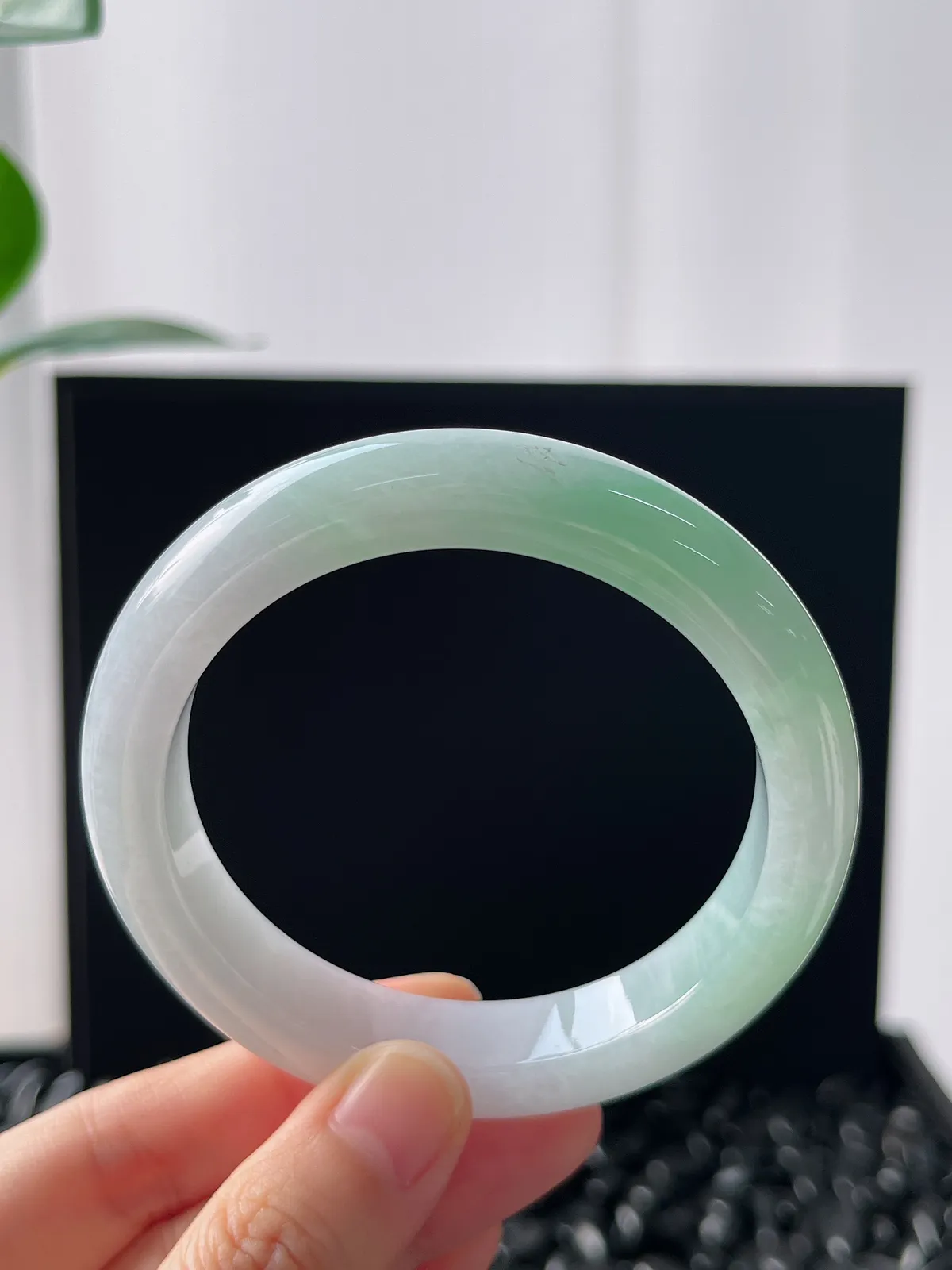 正圈56圈口，翡翠糯化种飘绿手镯