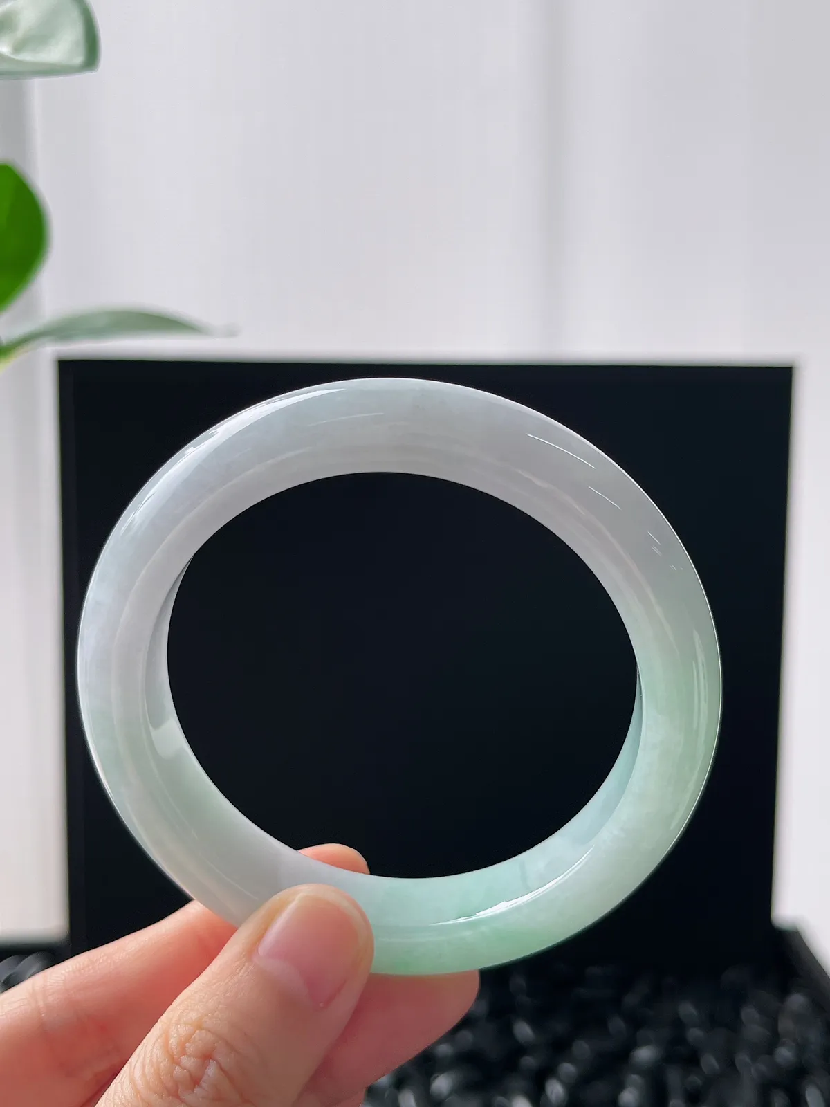 正圈56圈口，翡翠冰糯种淡绿色手镯