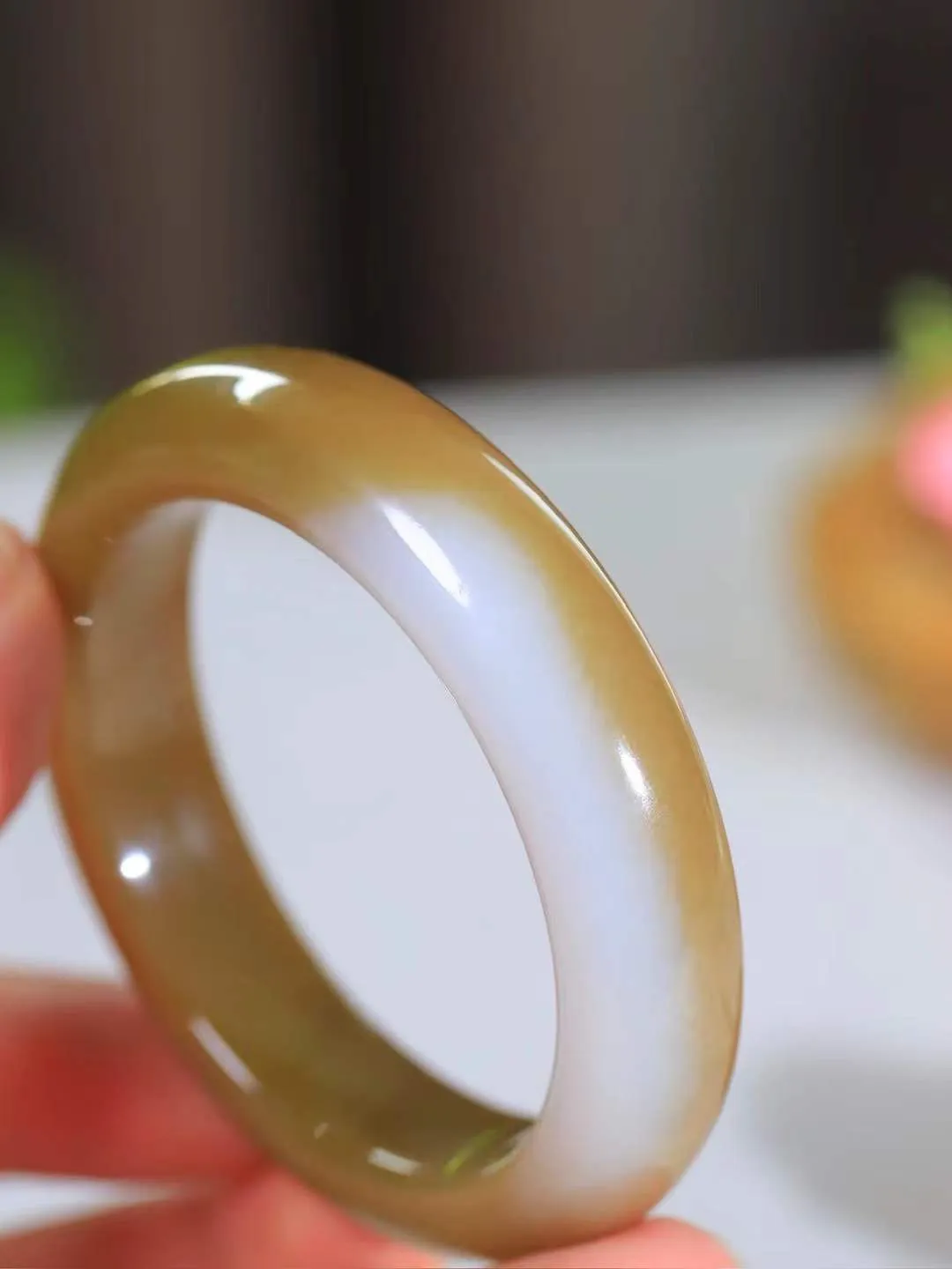 【暖玉生香·手镯】

精品和田玉糖白玉手镯，质地油润细腻，色泽高贵典雅，镯型古朴典雅。在诗情画意的雨巷相遇，你是我腕间的一抹风情，有你眸有深情，清风荡漾湖间静水，我愿俯身低眉，在烟波涟漪处，寻你深情倩影。内径53.5mm尺寸14.5-9.3mm重65.5克fDL-181052800