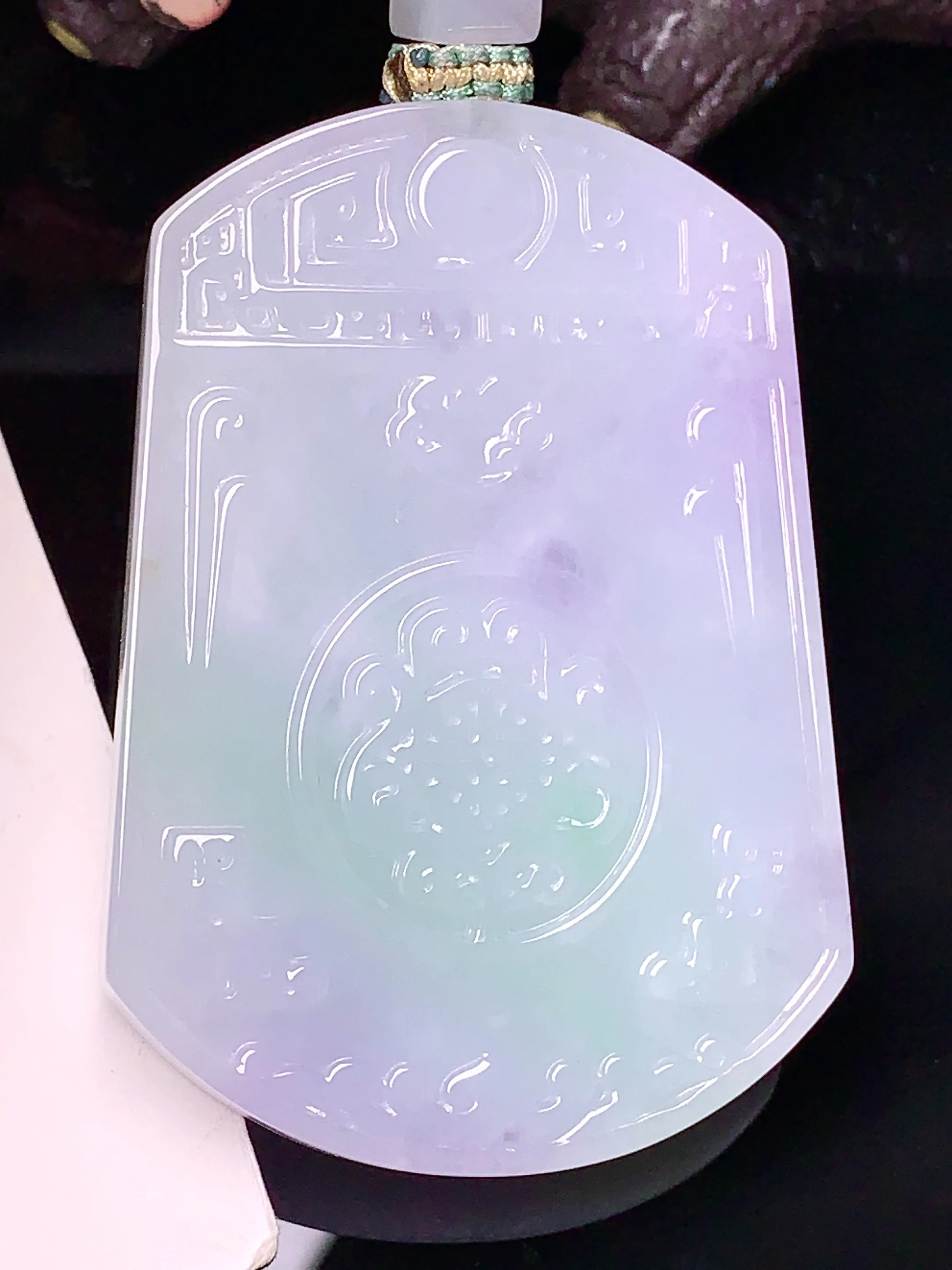 淡春彩雕花无事牌吊坠 玉质细腻 色泽艳丽 水润亮眼  整体尺寸52*36*5.6