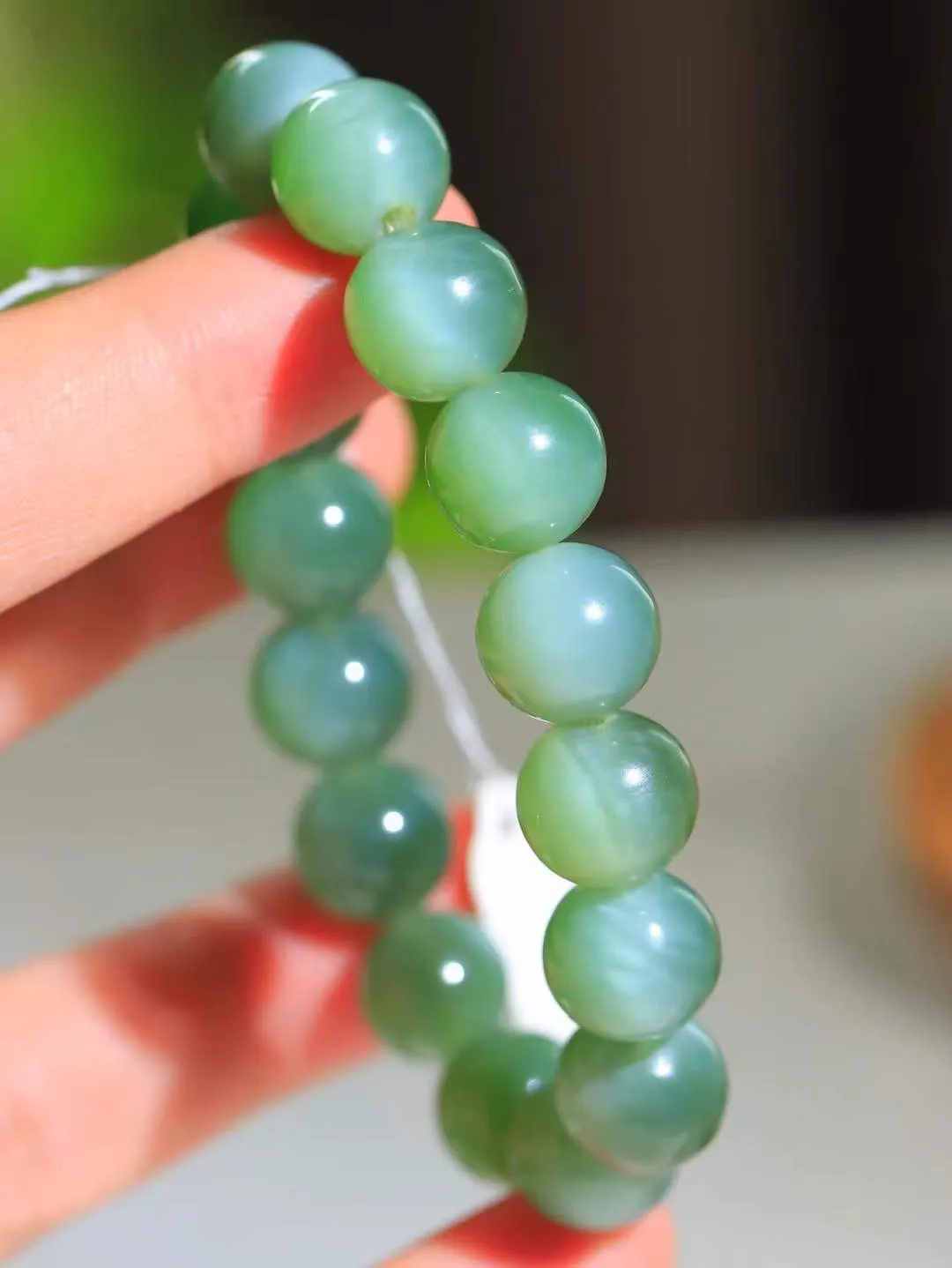 【珠圆玉润.手串】

精品和田玉碧玉猫眼珠圆玉润手串 玉质温润细腻  整串打磨圆润，佩戴舒适。珠珠落玉盘，间关莺语花底滑，一生美好时光，无论身在何处，都有它相伴相守。事事顺遂，幸福美满，吉祥如意。重44.8克   尺寸取一12.3mm   FDL-691072800