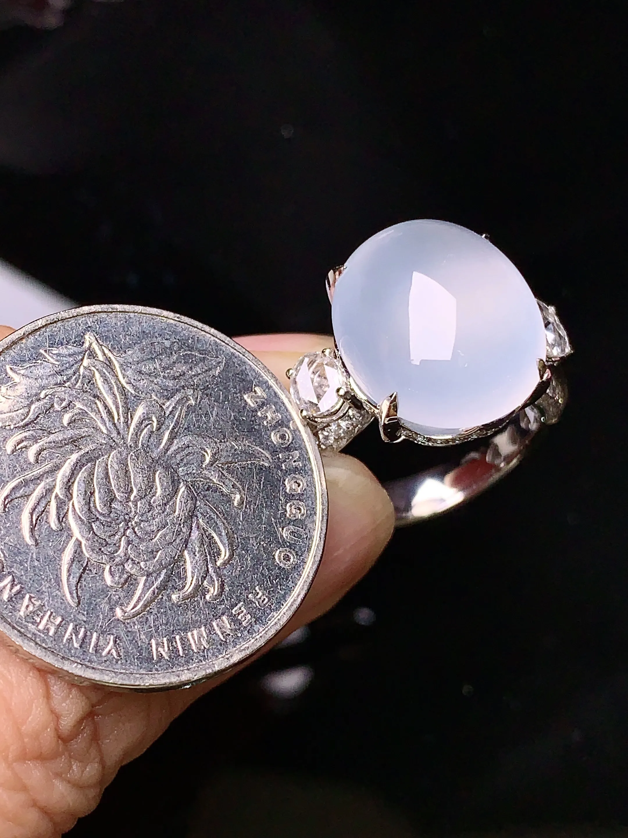 18k金钻镶嵌冰种蛋面戒指 玉质细腻 色泽艳丽 水润亮眼  圈15 整体尺寸15.7*13.3*6.5