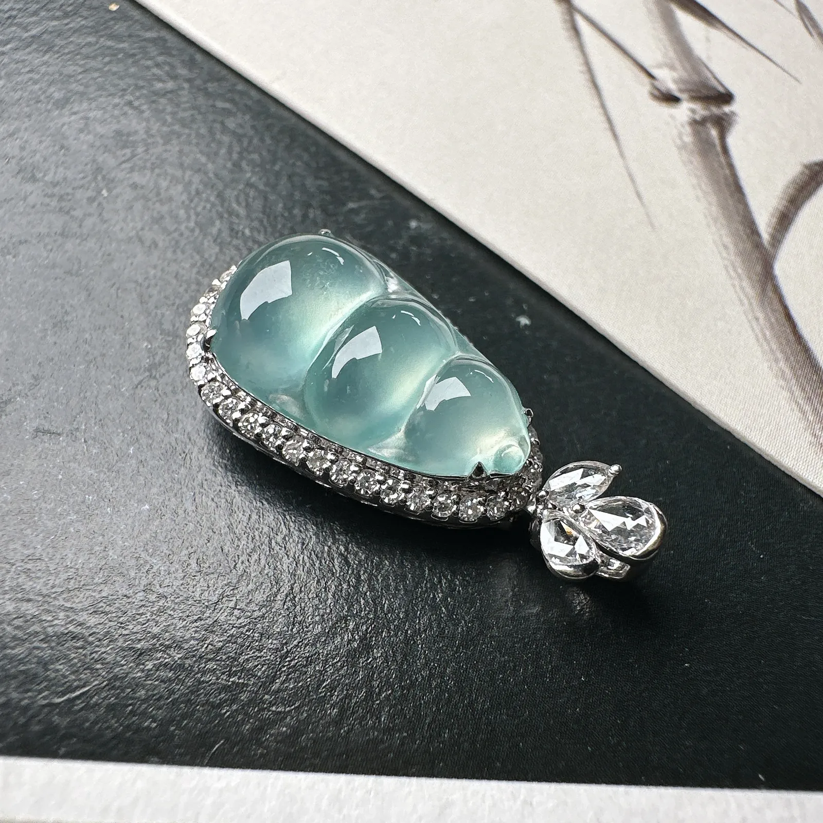 【冰种福豆吊坠】天空蓝老料，起钢光，种地上乘，冰感十足，通透起光，饱满圆润，收藏品质，18k金钻镶嵌，裸石尺寸16*9.3*4.3毫米