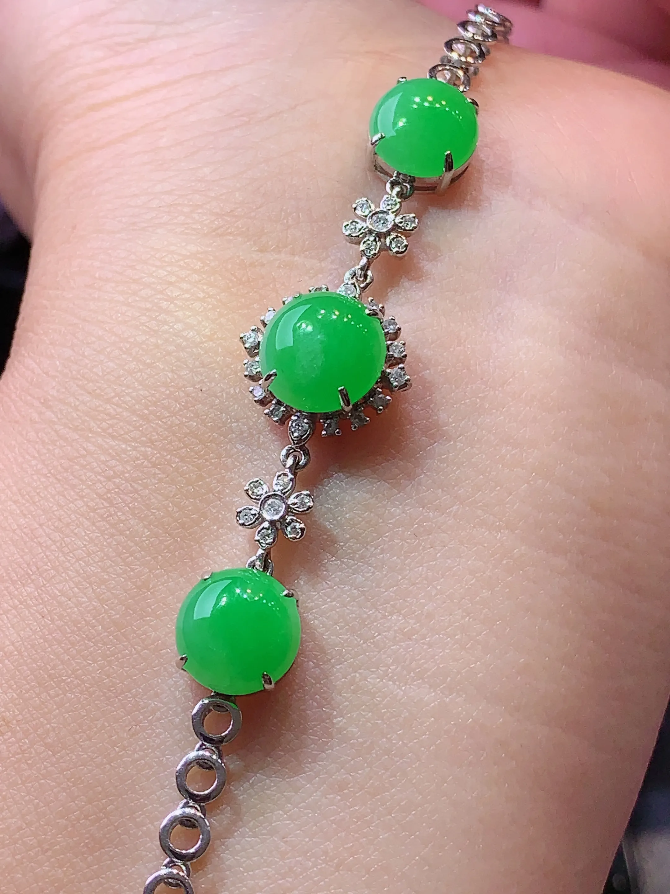 18k金钻镶嵌翠绿蛋面手链 玉质细腻 色泽艳丽 水润亮眼  整体尺寸48*12.6*6.8