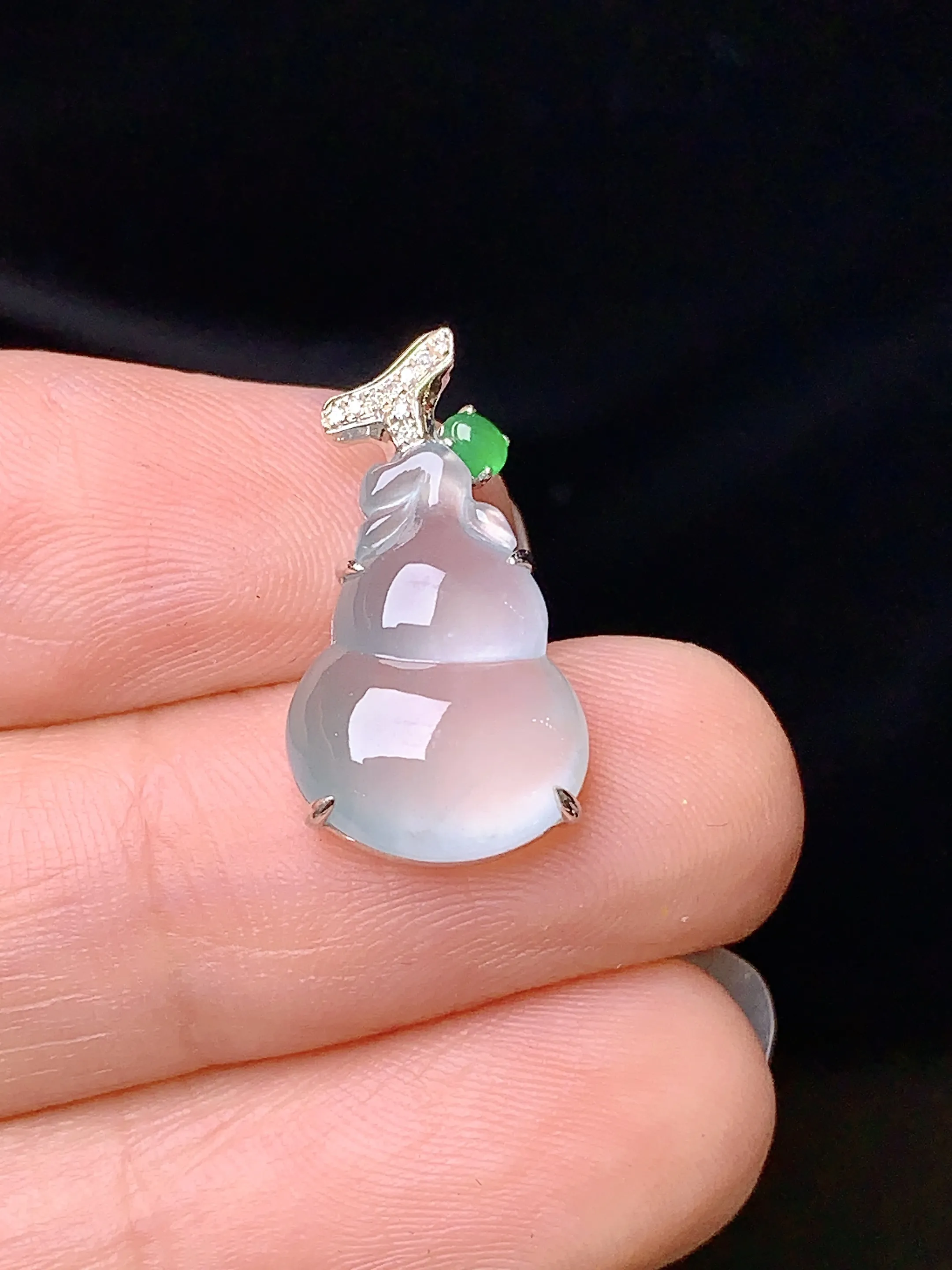 18k金钻镶嵌冰种葫芦吊坠 玉质细腻 色泽艳丽 水润亮眼  整体尺寸19.5*10.6*4.5