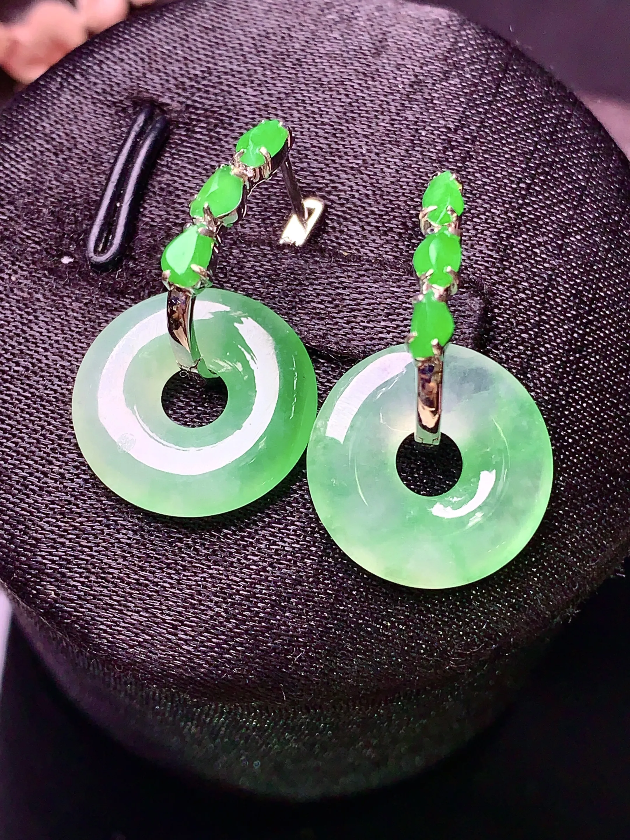 18k金镶嵌飘绿平安环耳坠 玉质细腻 色泽艳丽 水润亮眼  整体尺寸14.8*2.8