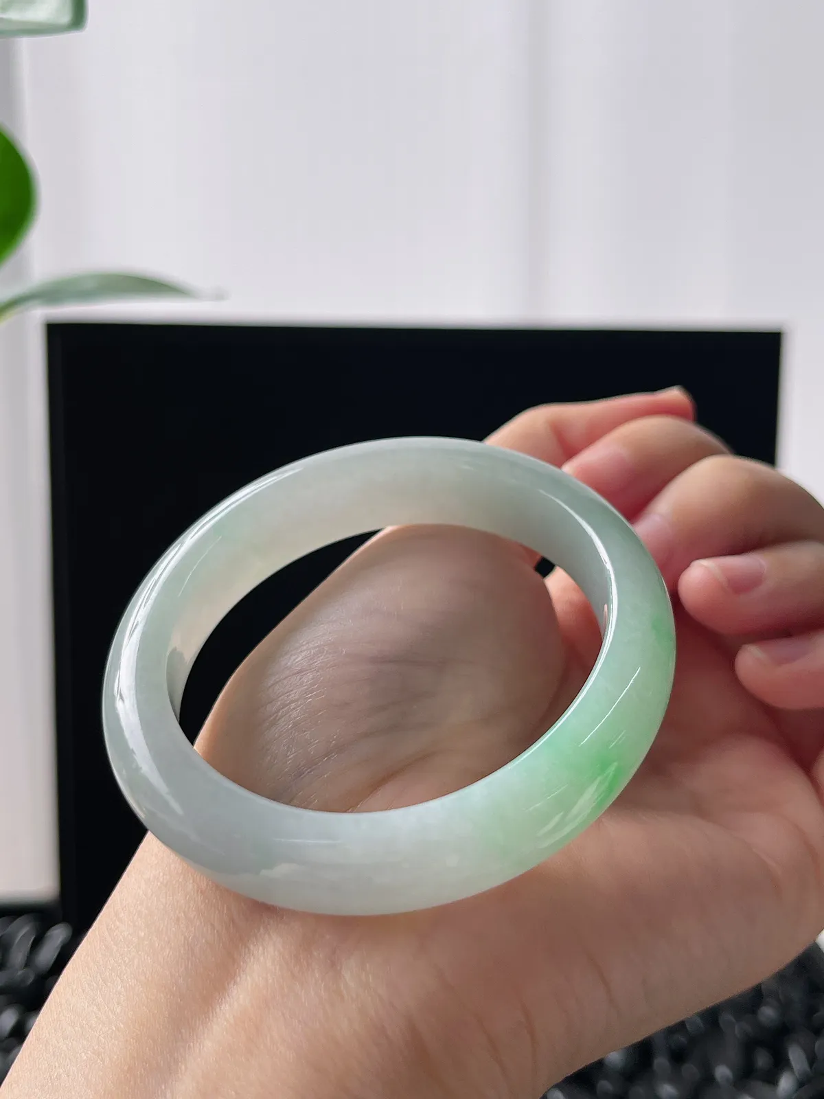 贵妃镯54圈口，翡翠冰糯种飘绿手镯