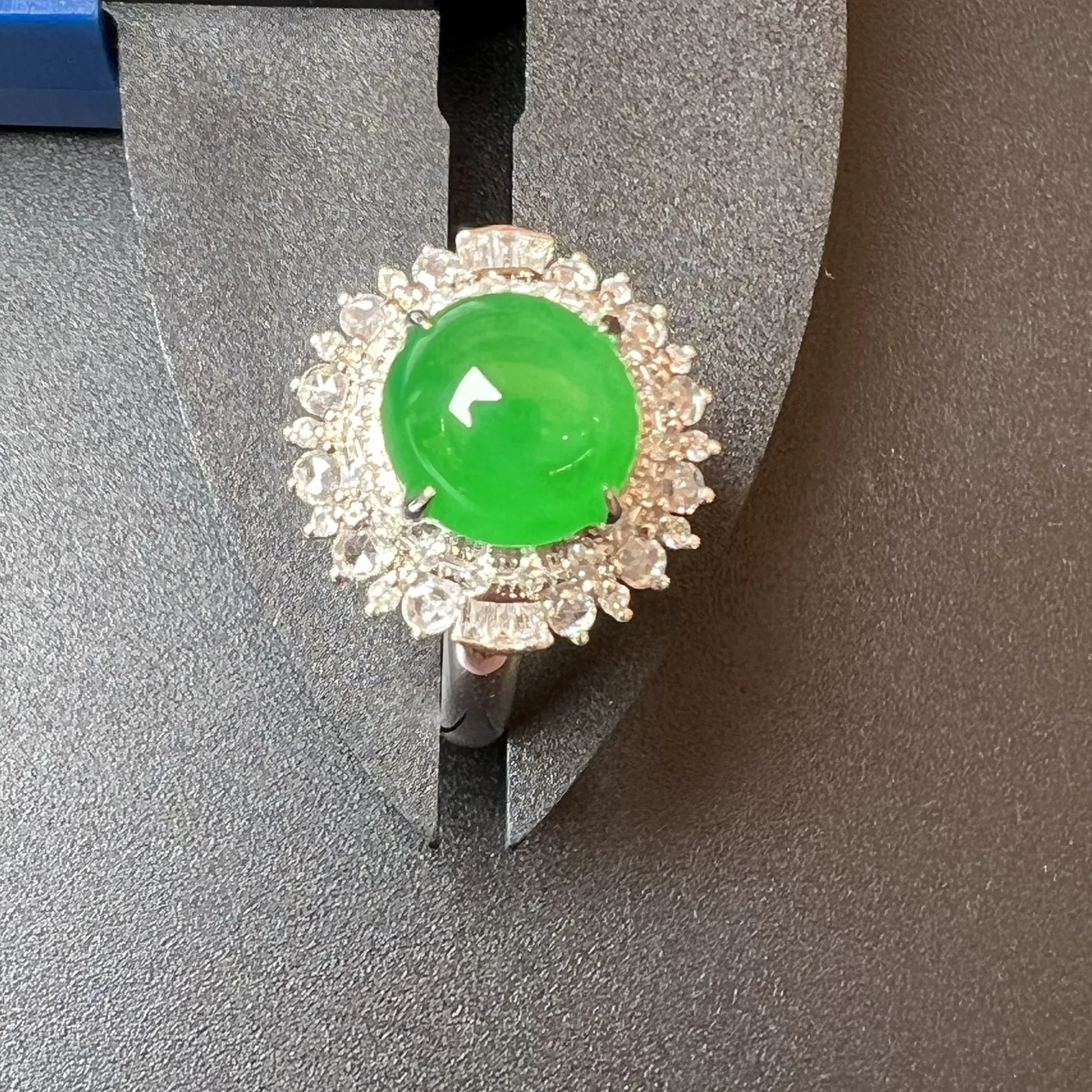 满绿戒指色辣饱满，整体尺寸15.1*15.3*13.1 裸石尺寸8.8*5.2