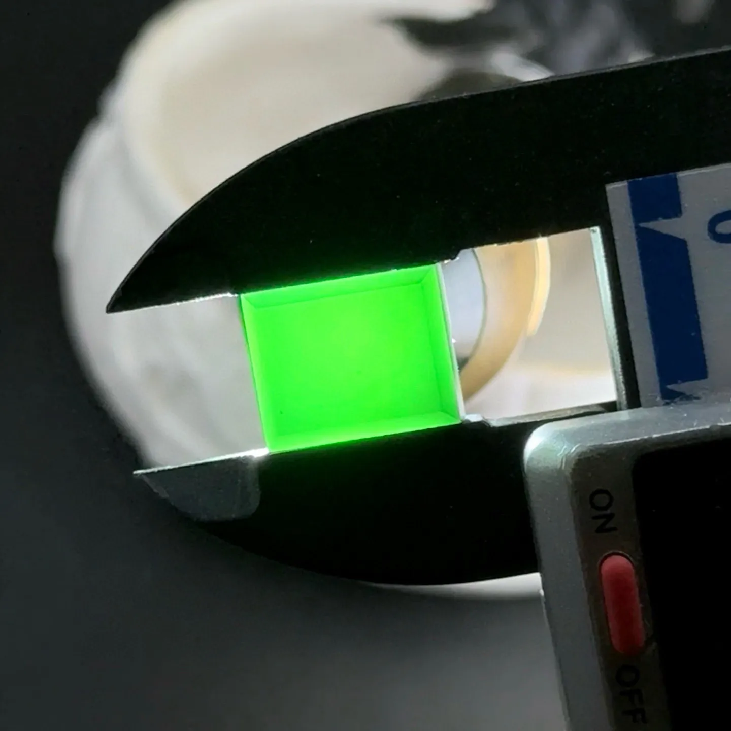 墨翠长方戒面裸石一枚 种好色正 黑度极好 打灯通透 油性十足 尺寸12.3