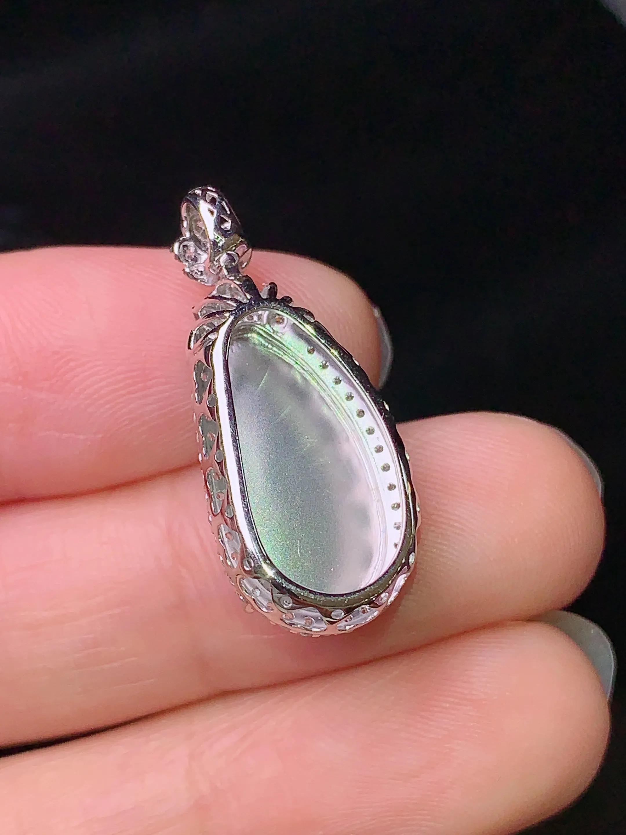 18k金钻镶嵌满绿四季豆吊坠 玉质细腻 色泽艳丽 水润亮眼  整体尺寸25.7*11*8.2