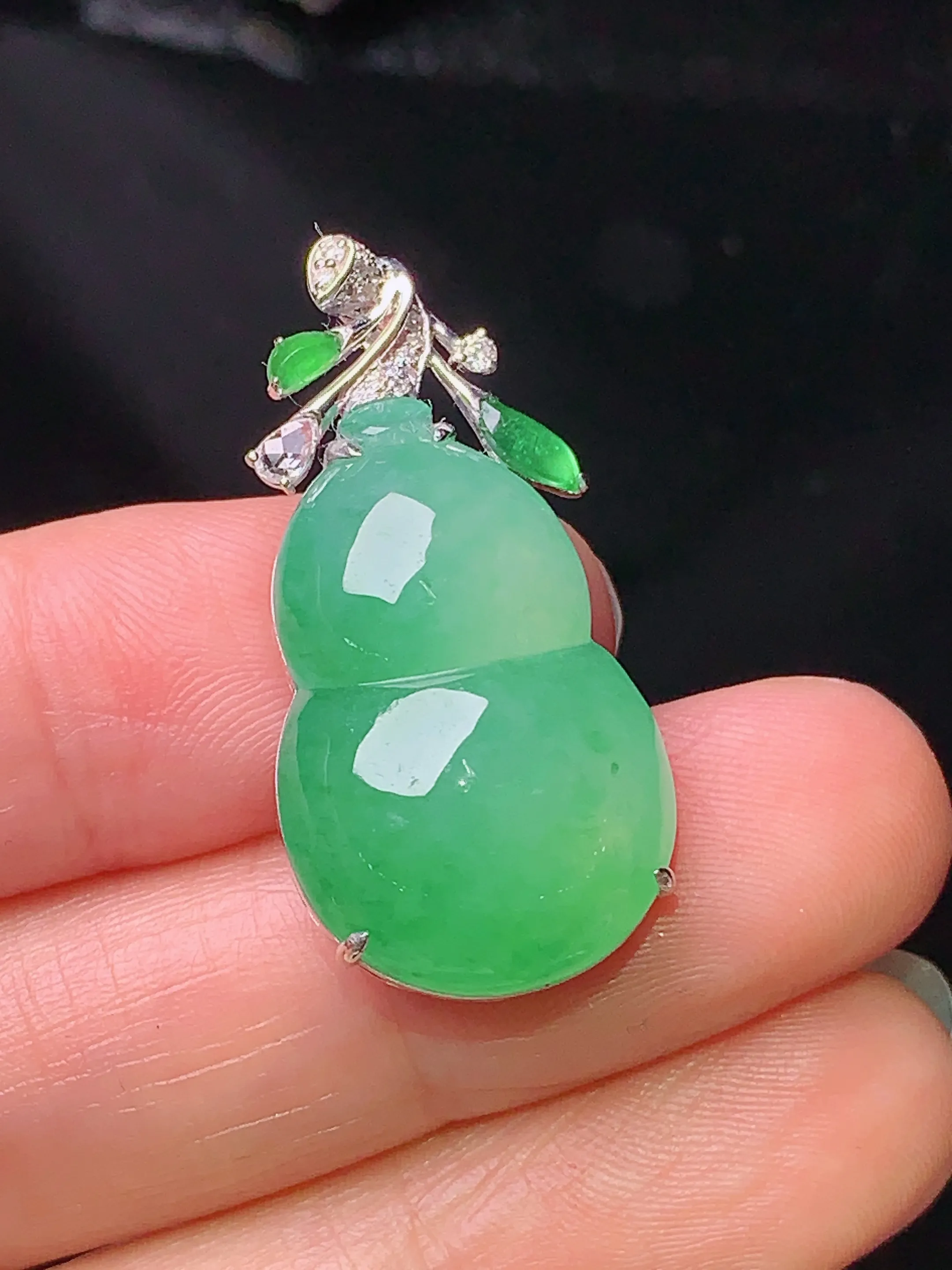 18k金钻镶嵌晴绿葫芦吊坠 玉质细腻 色泽艳丽 水润亮眼  整体尺寸30.6*15.5*8.2