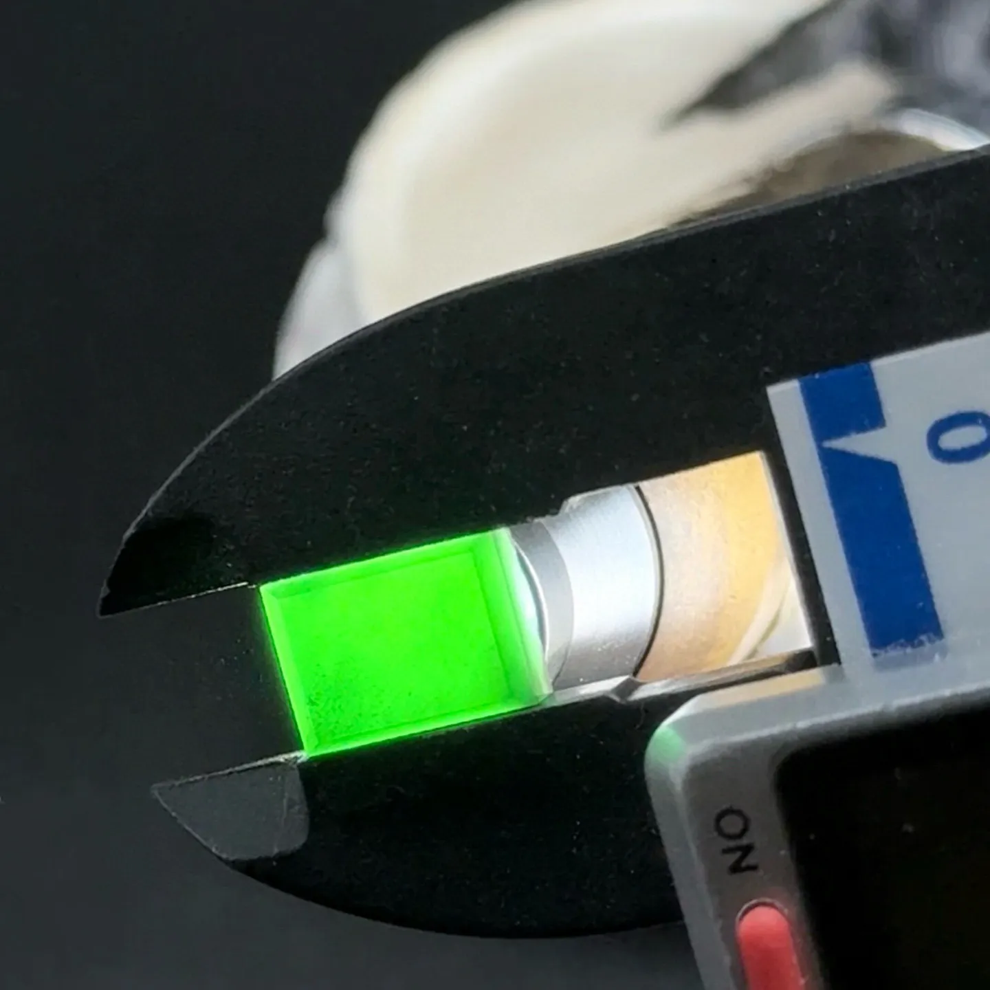 精品墨翠方戒面 种好色正 黑度极好 打灯通透 油性十足