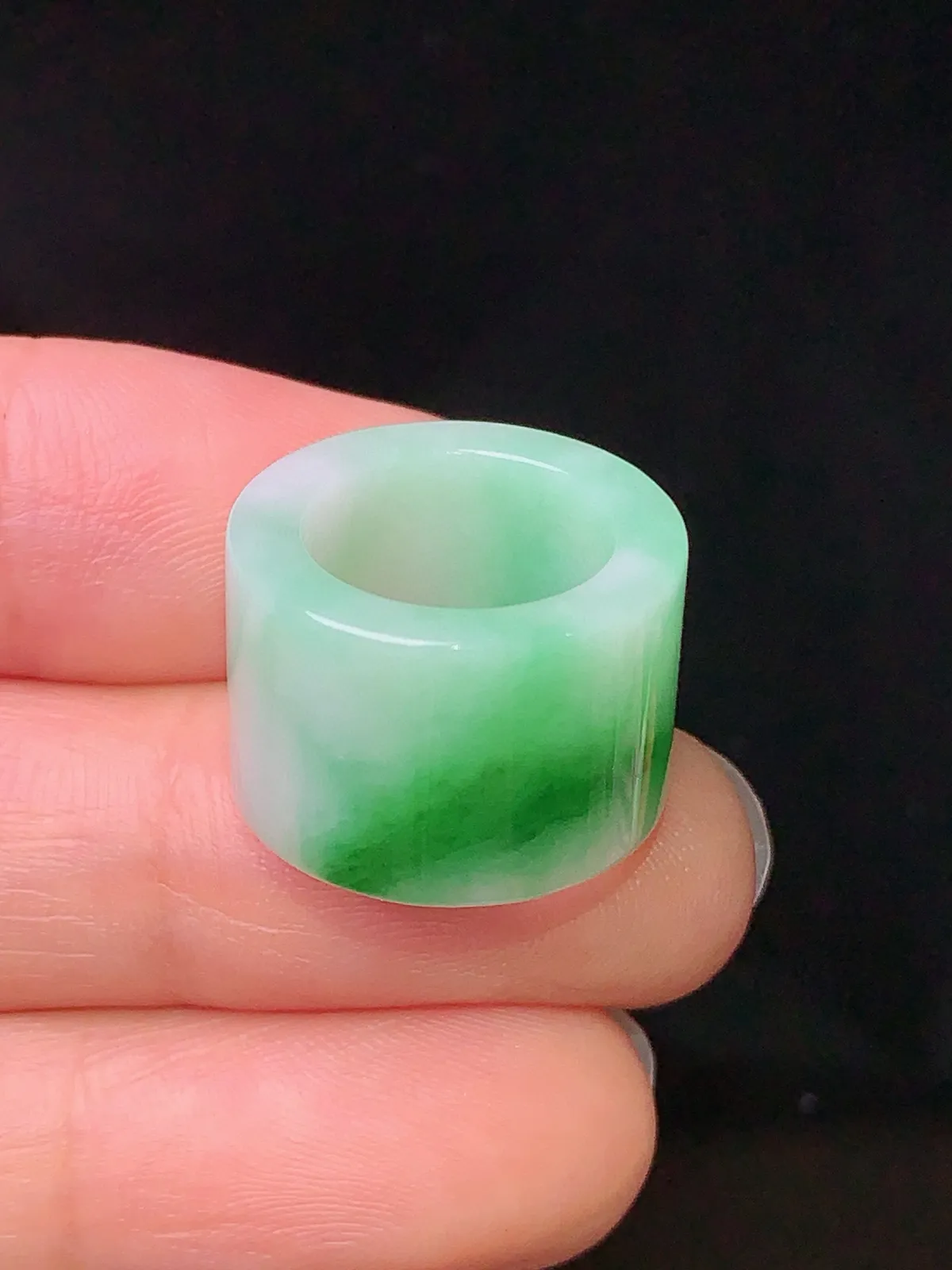 #专拍链接，飘绿路路通吊坠 玉质细腻 色泽清新艳丽 整体尺寸18*18*12